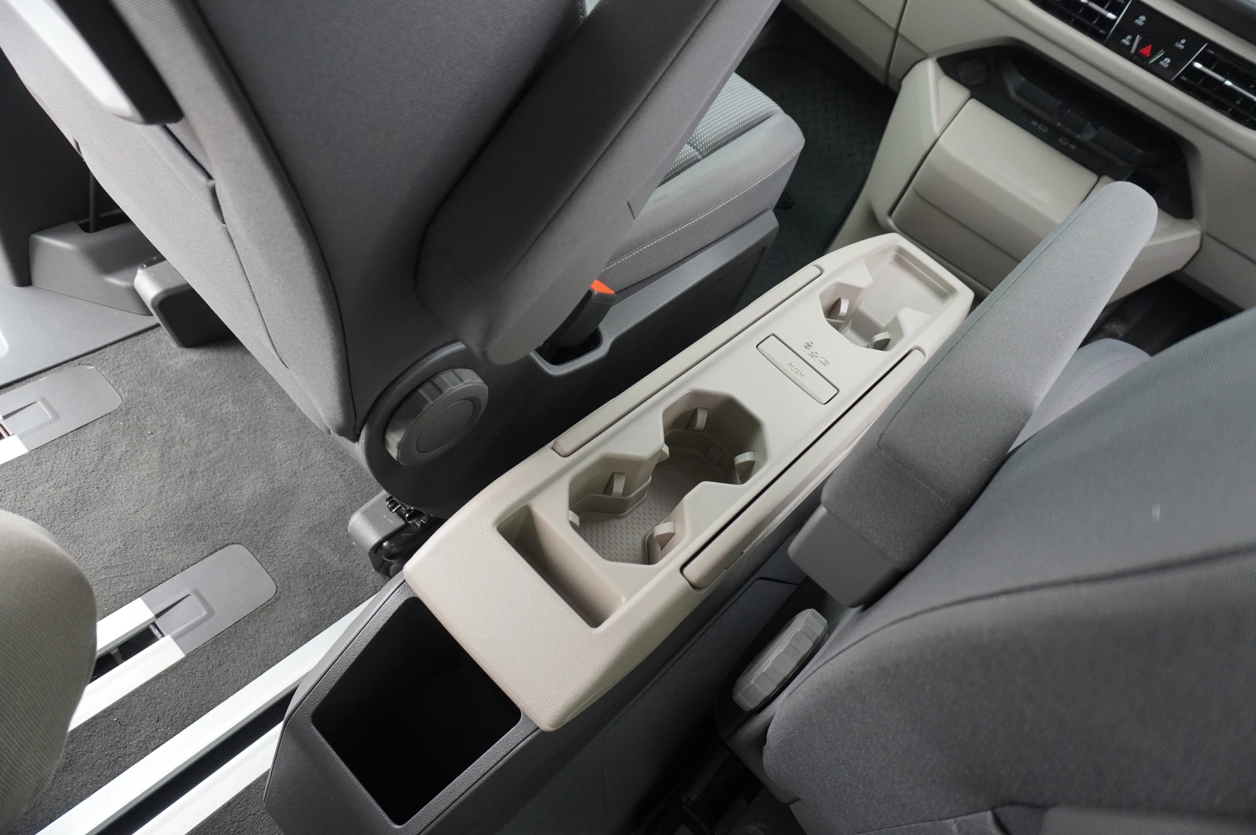 Volkswagen-Multivan-image-38