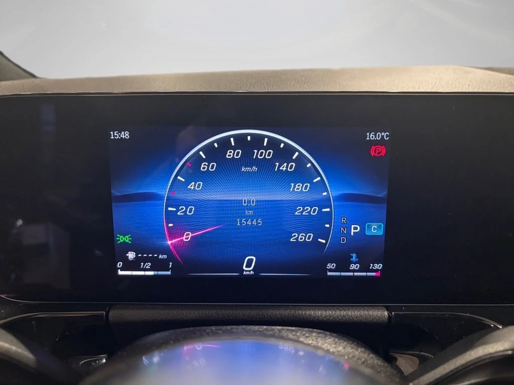 Mercedes-Benz-GLA 200 d-image-6