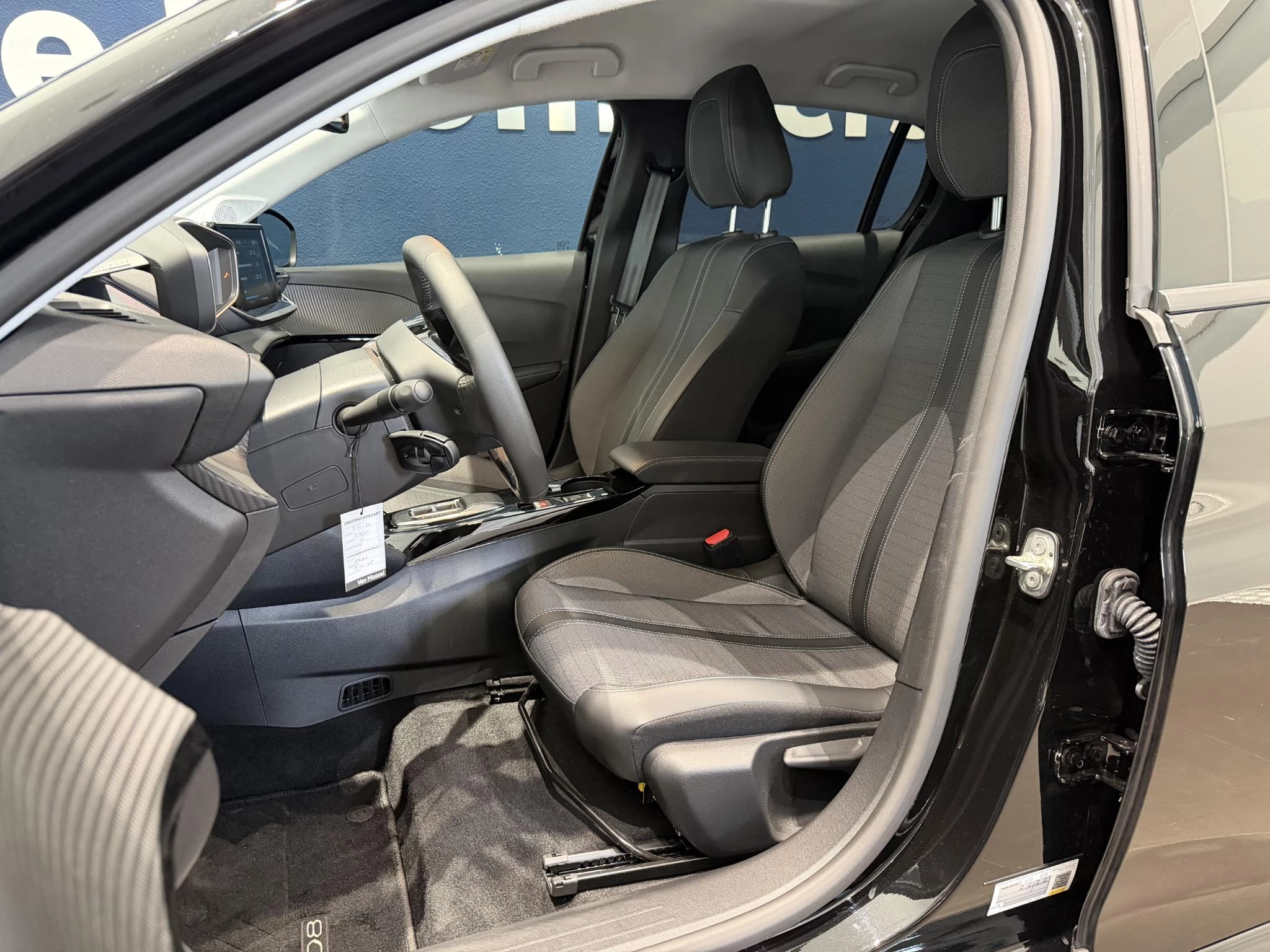 Peugeot-e-208-image-12