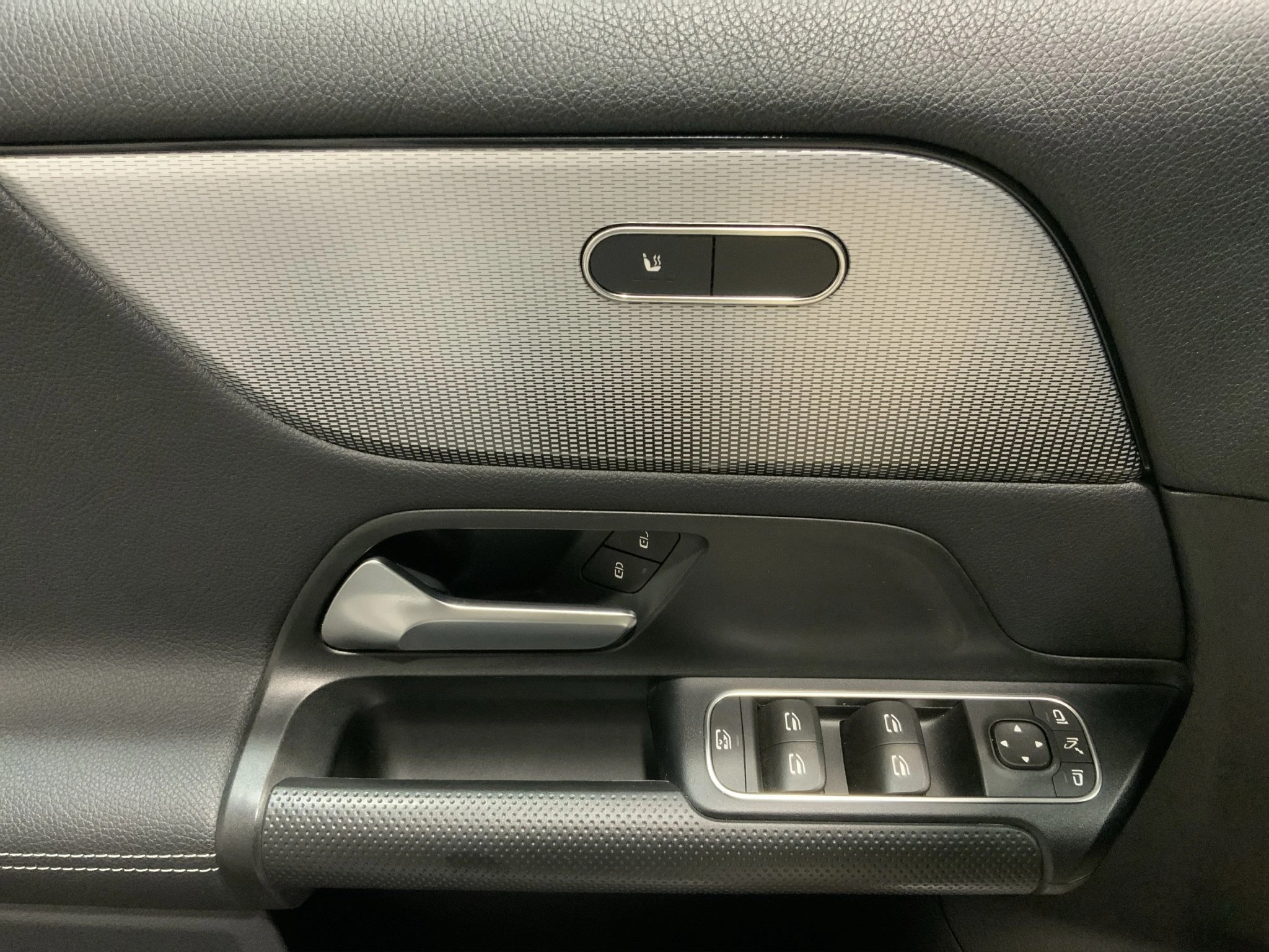 Mercedes-Benz-GLA-image-15