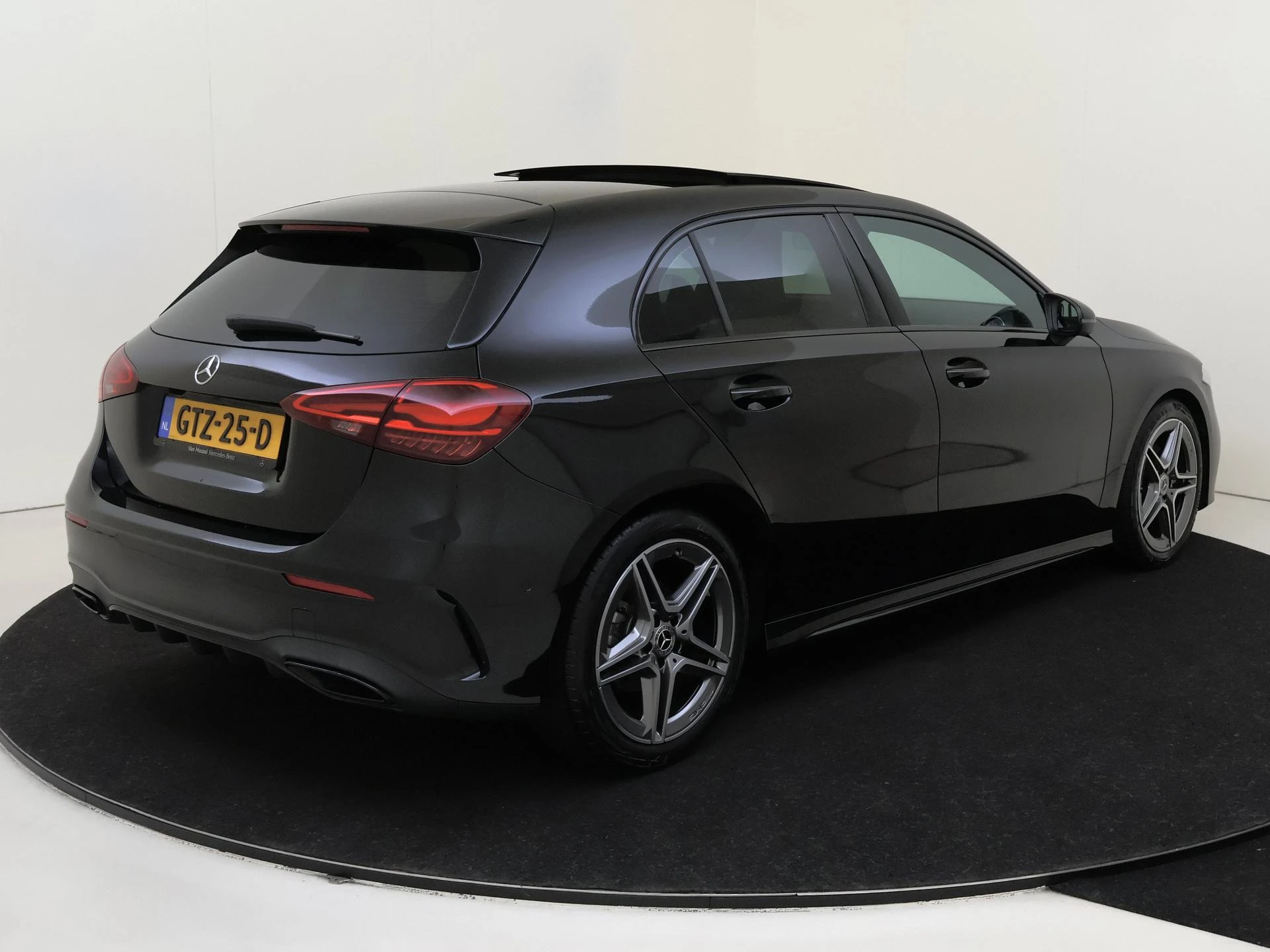 Mercedes-Benz-A-Klasse-image-1