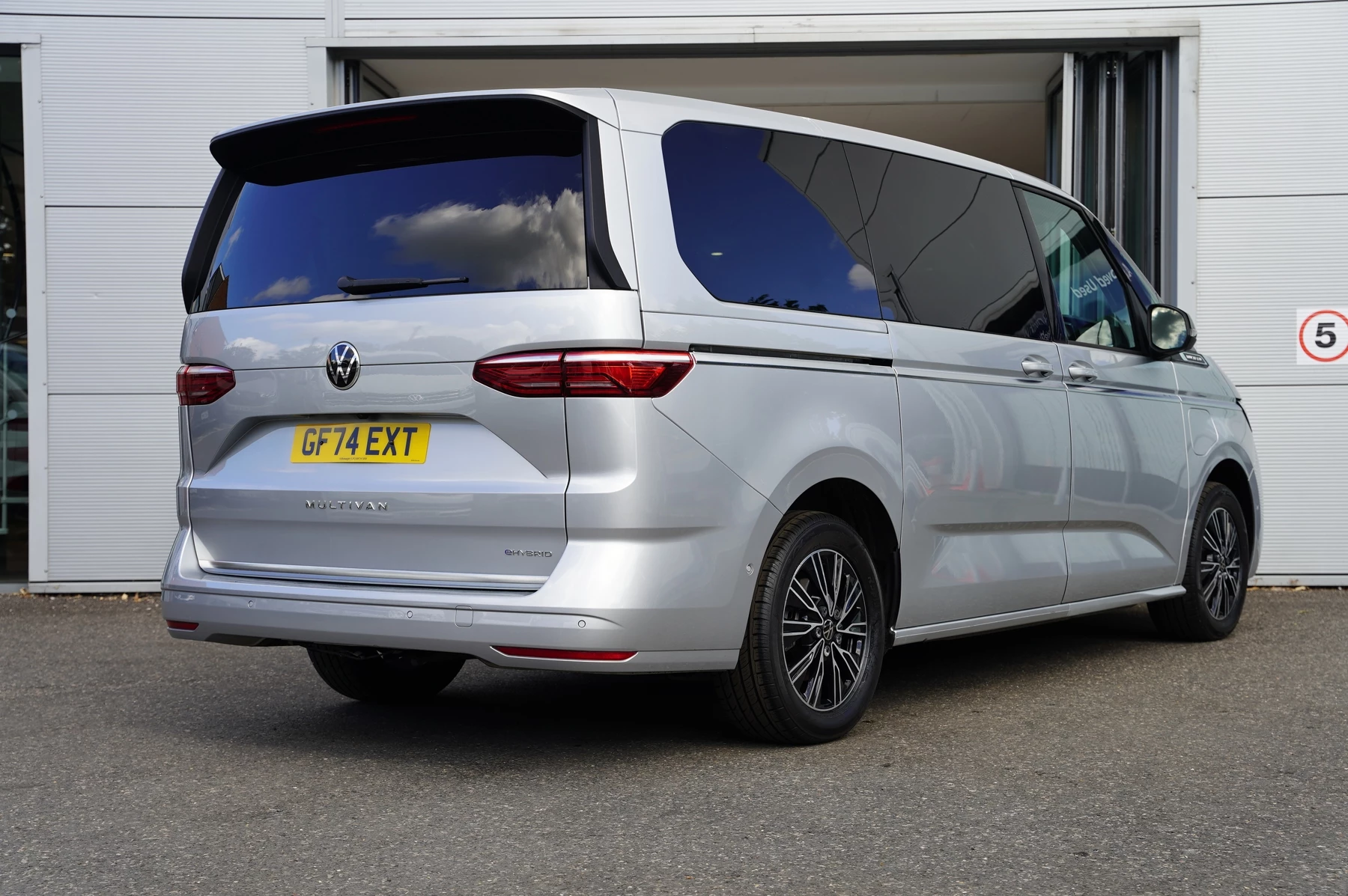 Volkswagen-Multivan-image-13