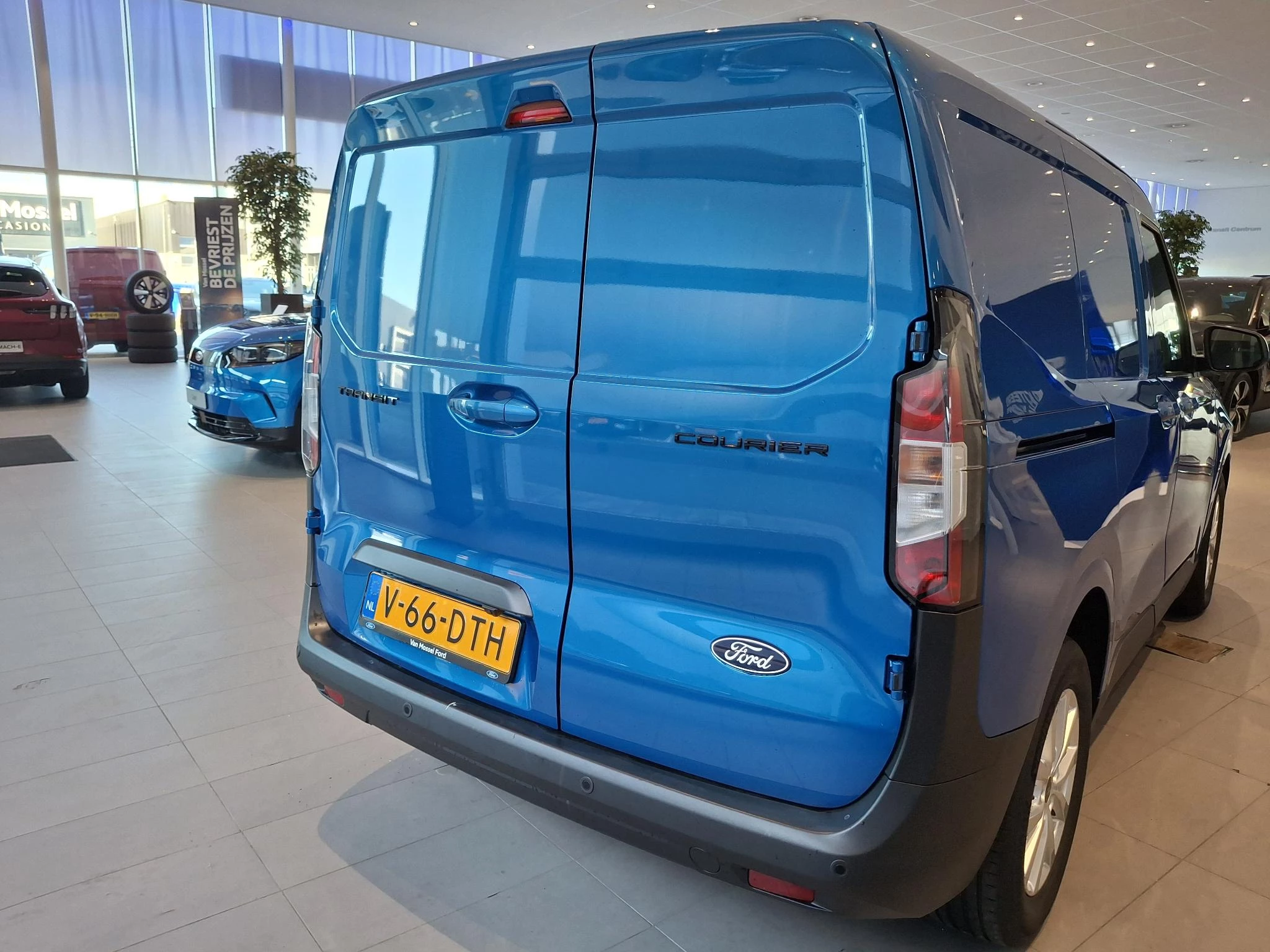 Ford-Transit Courier-image-4