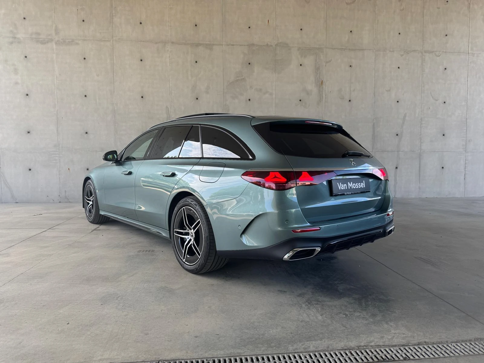 Mercedes-Benz-E-Klasse-image-4