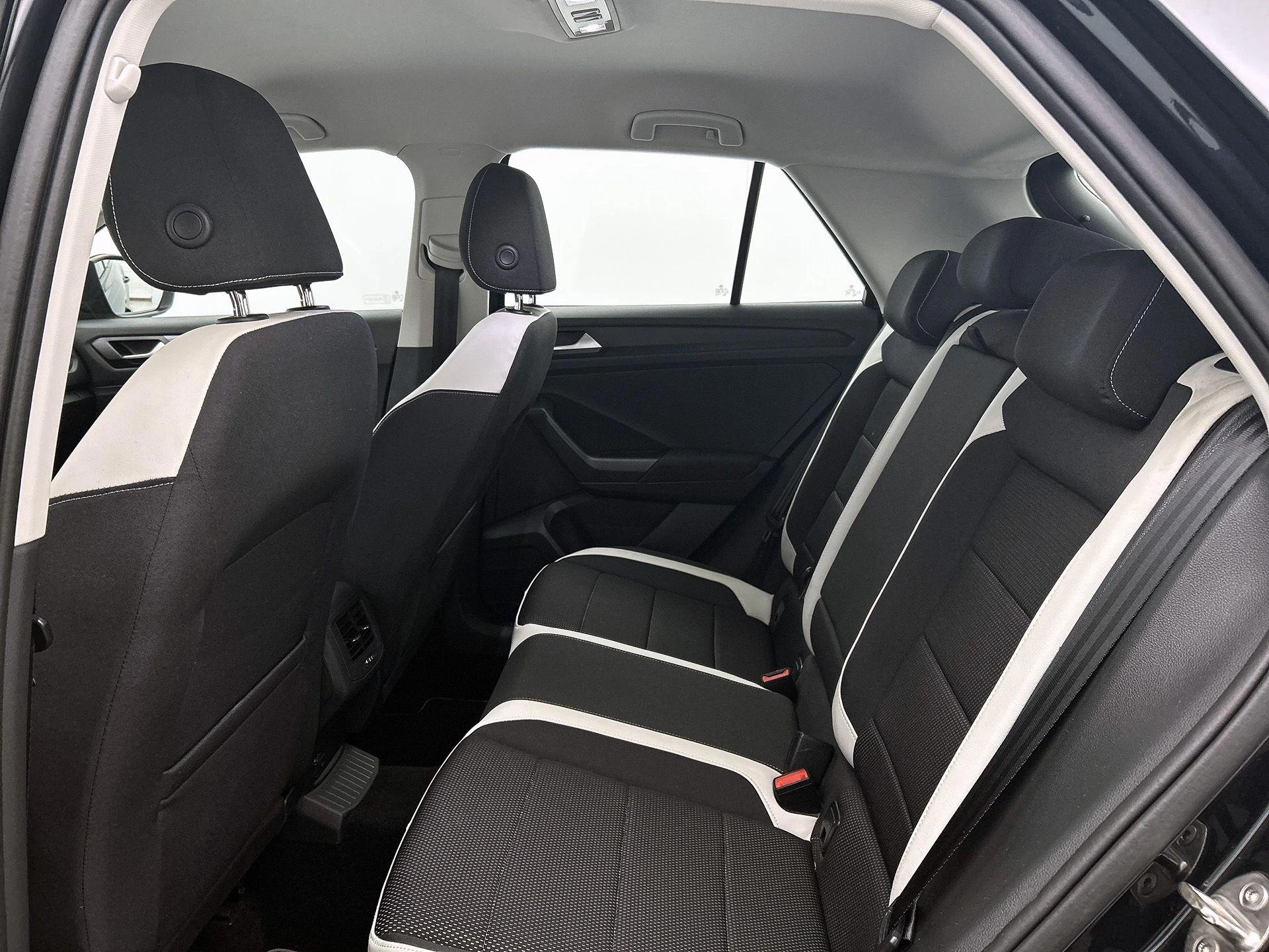 Volkswagen-T-Roc-image-25