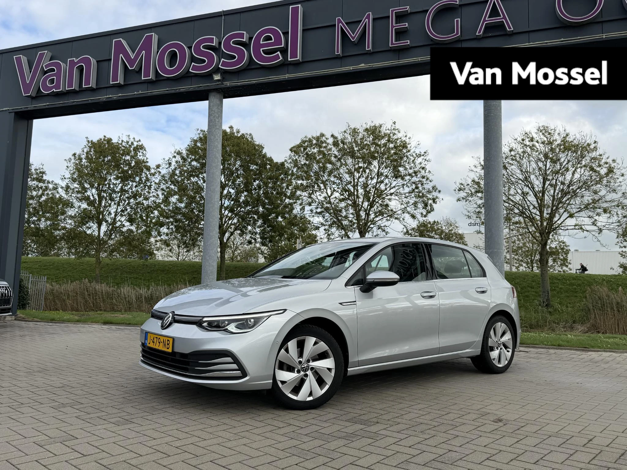 Volkswagen-Golf-image-0