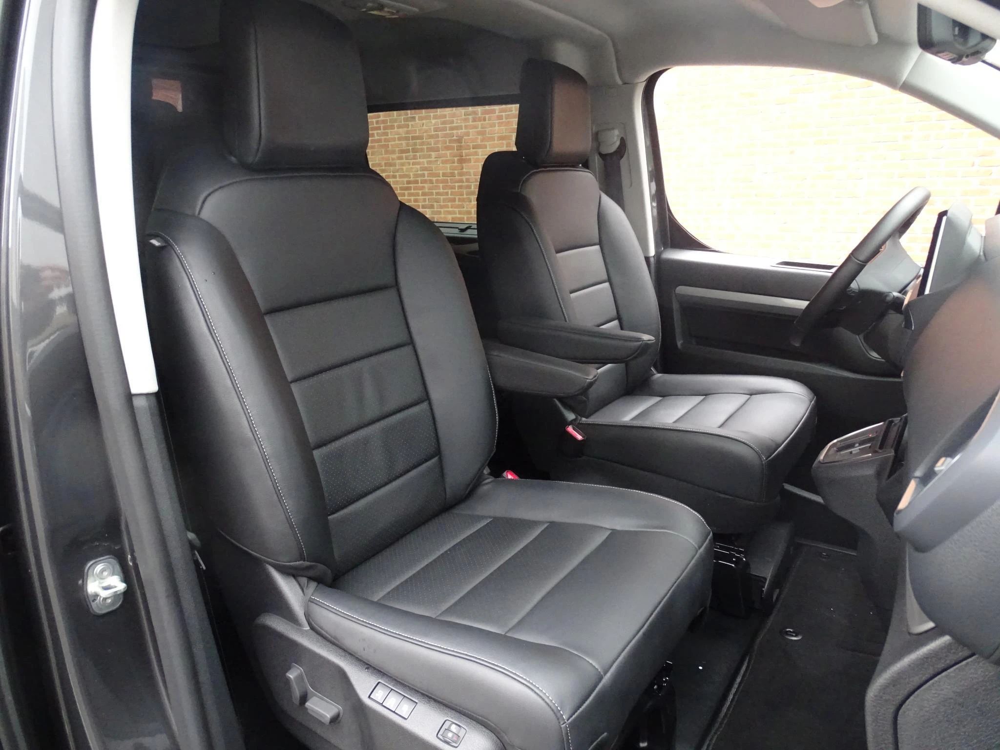 Opel-Vivaro-image-7