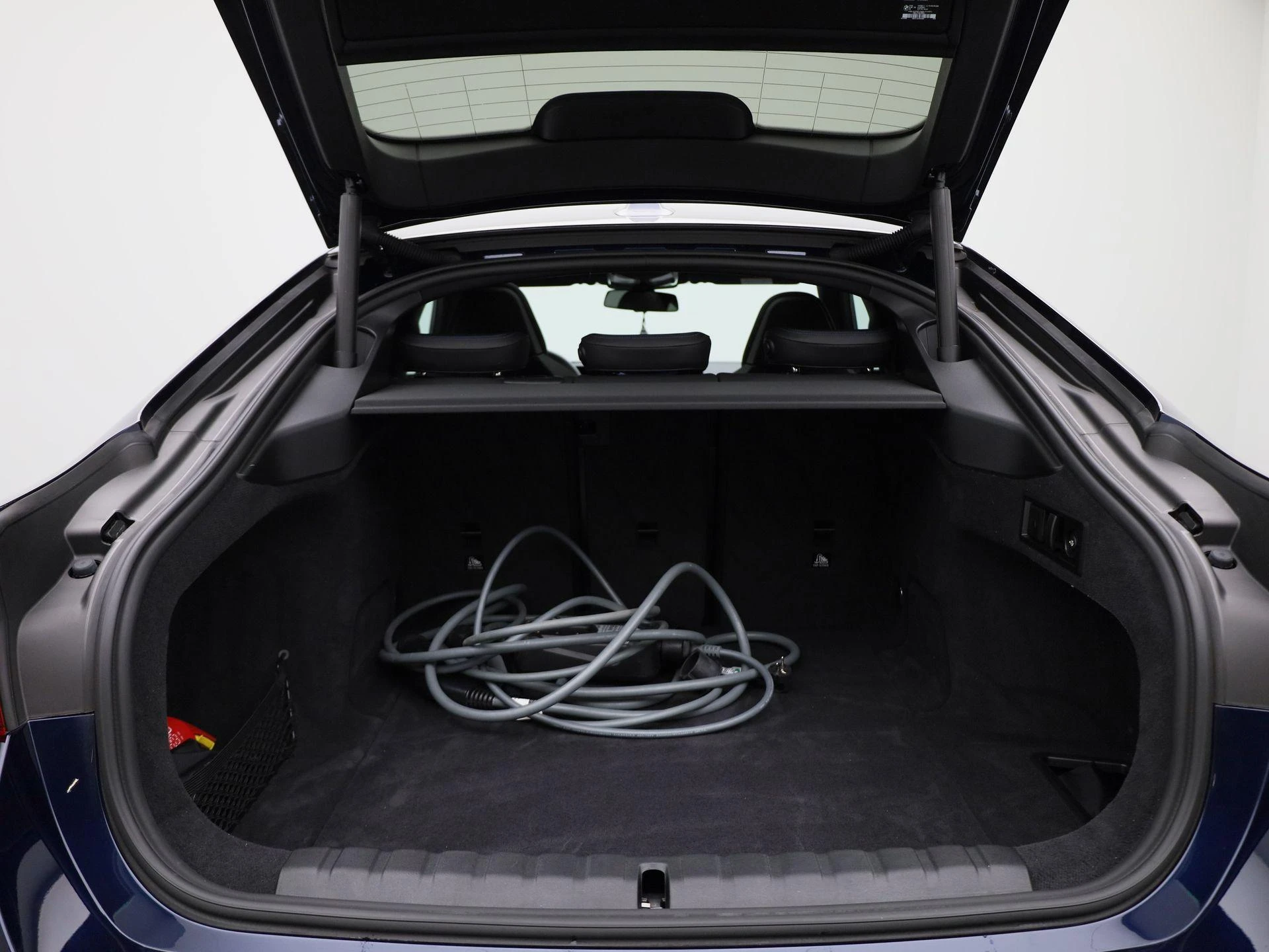 BMW-i4-image-13