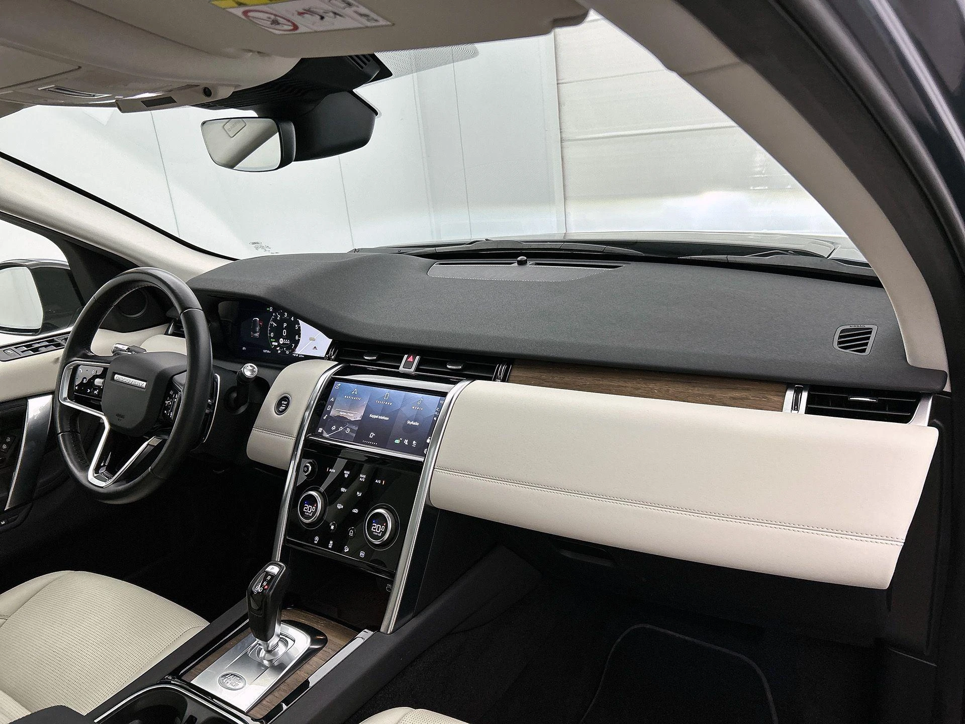 Land Rover-Discovery Sport-image-17