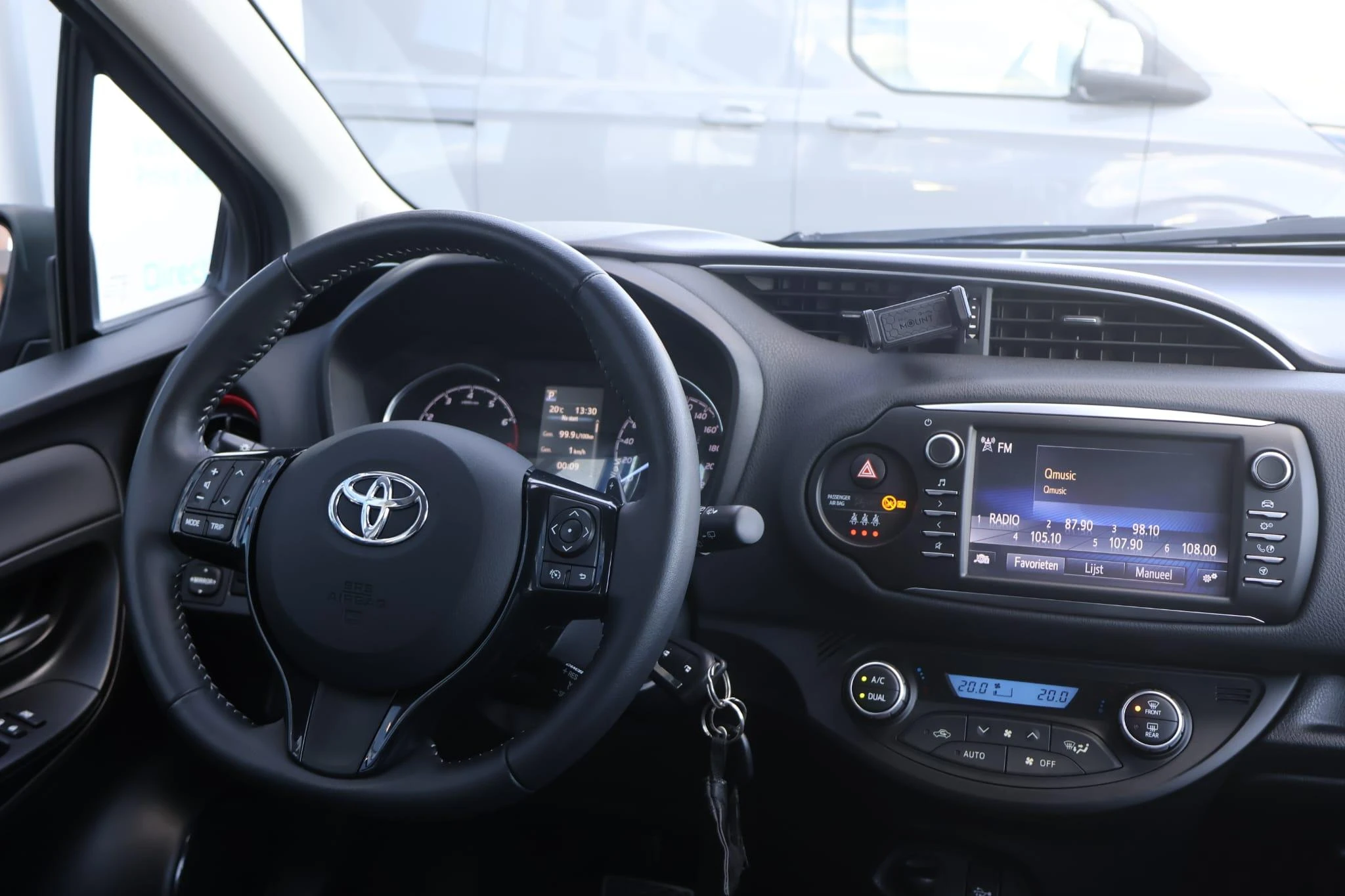 Toyota-Yaris-image-10