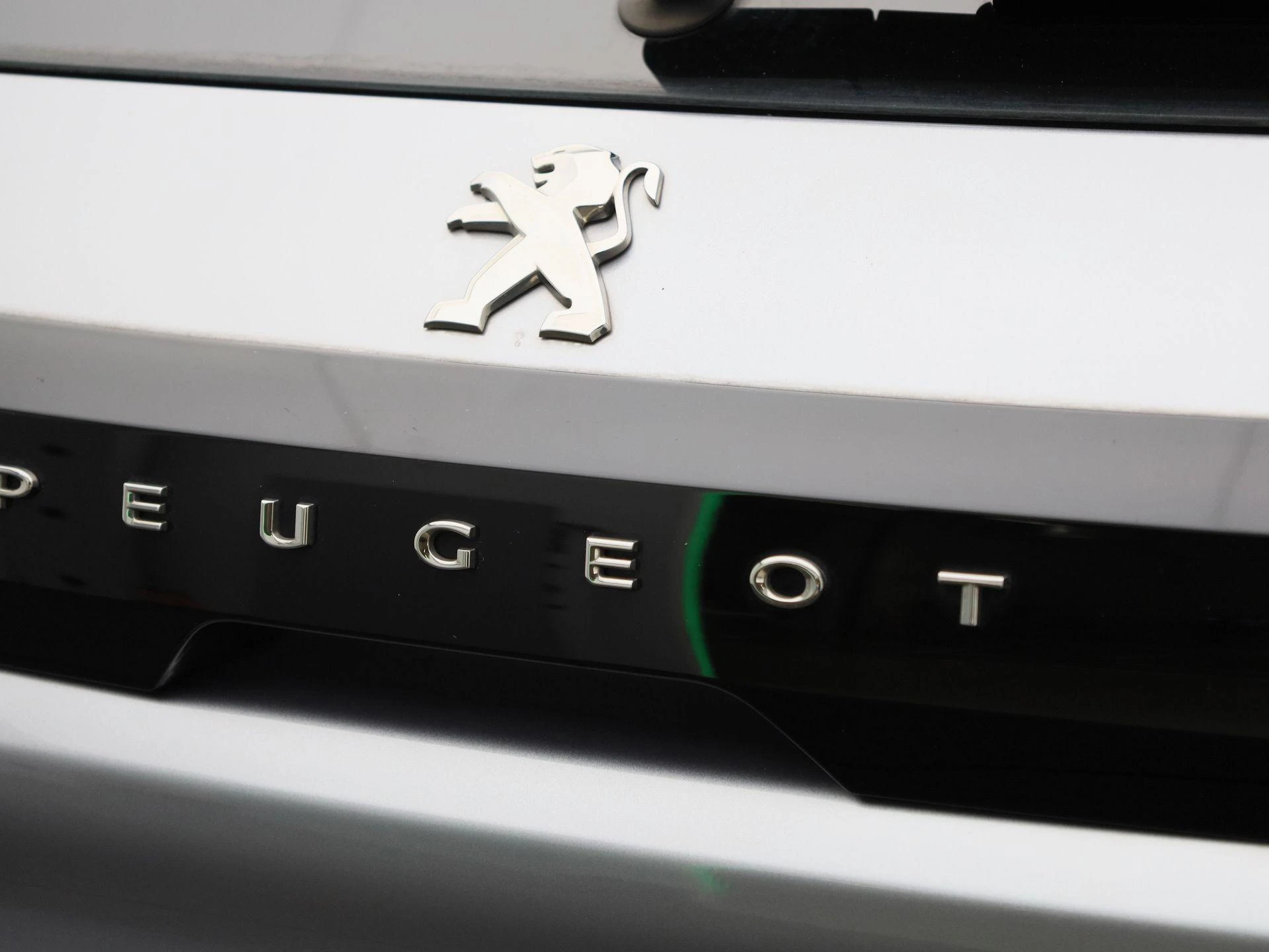 Peugeot-e-208-image-38