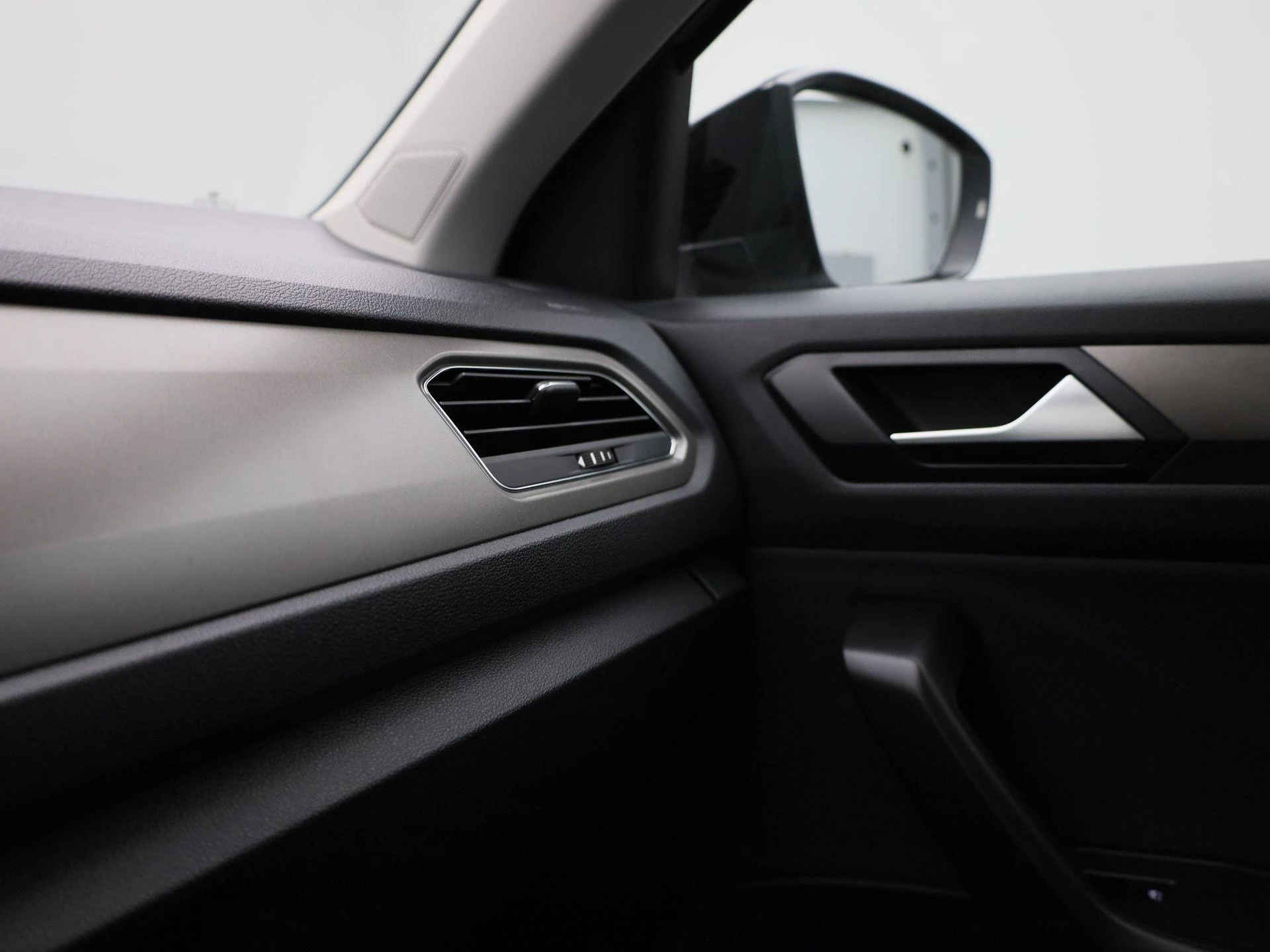 Volkswagen-T-Roc-image-25