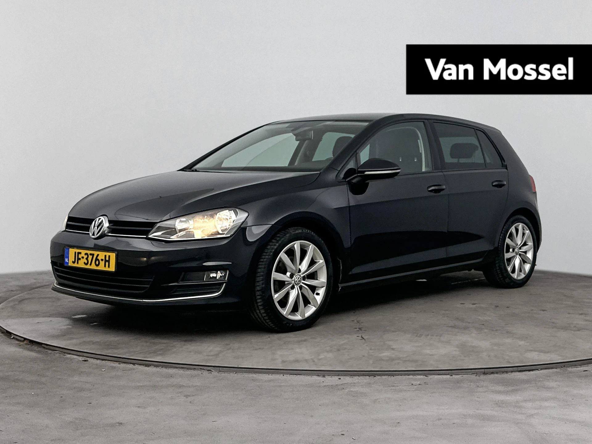 Volkswagen-Golf-image-0