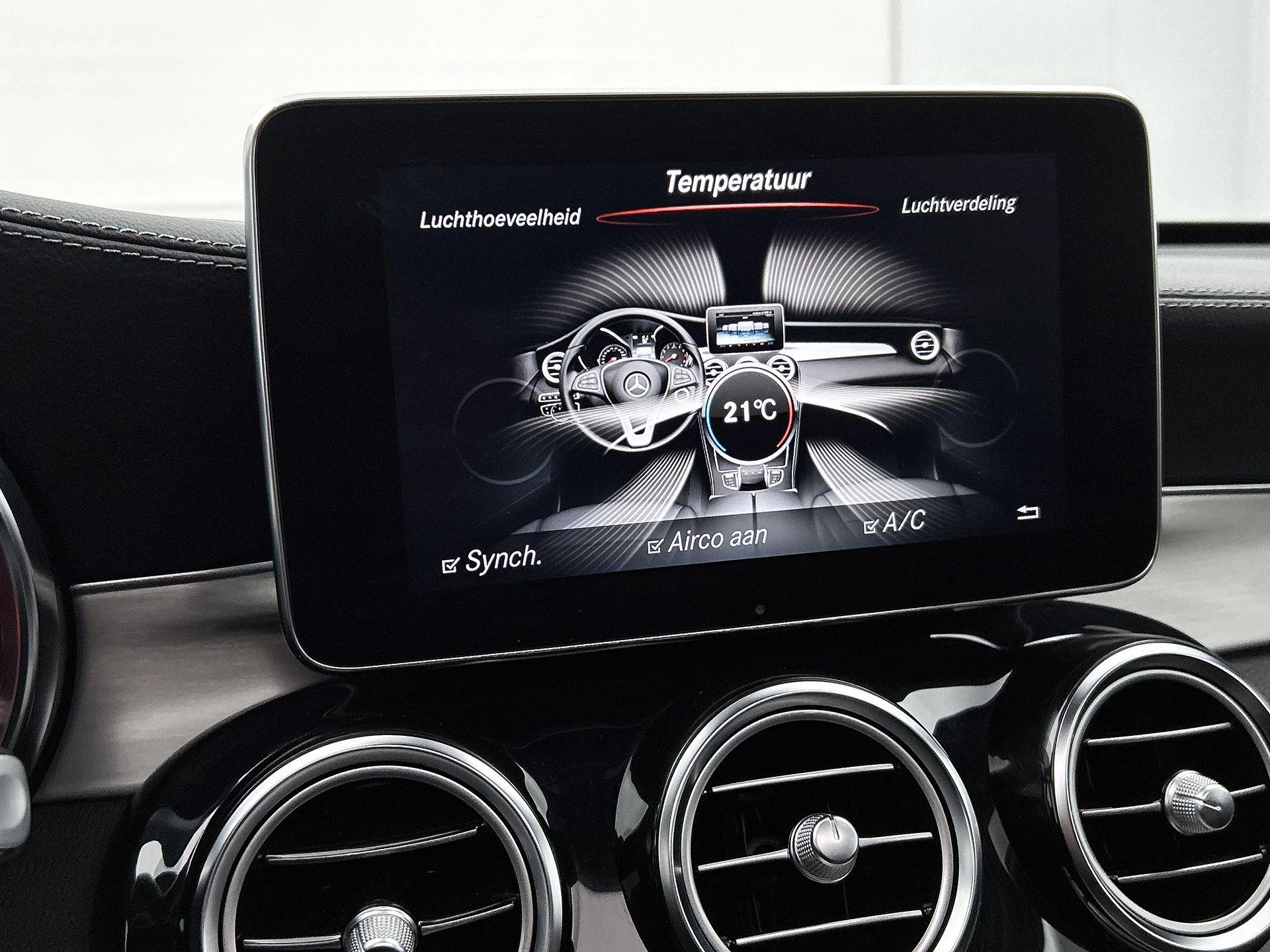 Mercedes-Benz-GLC-image-35