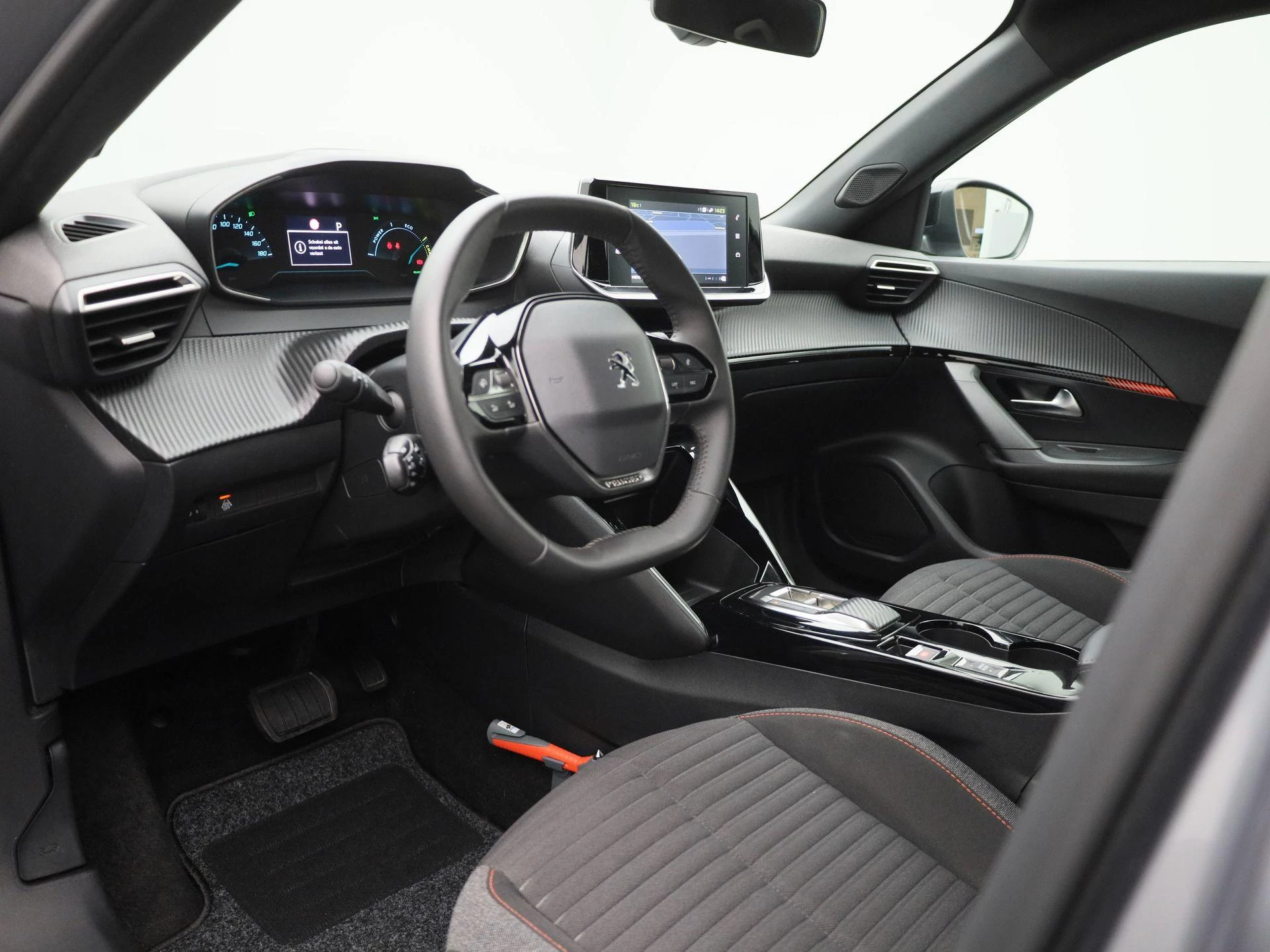 Peugeot-e-2008-image-28