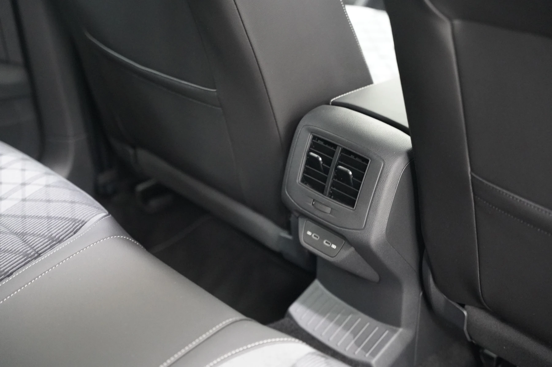 Volkswagen-T-Roc-image-11