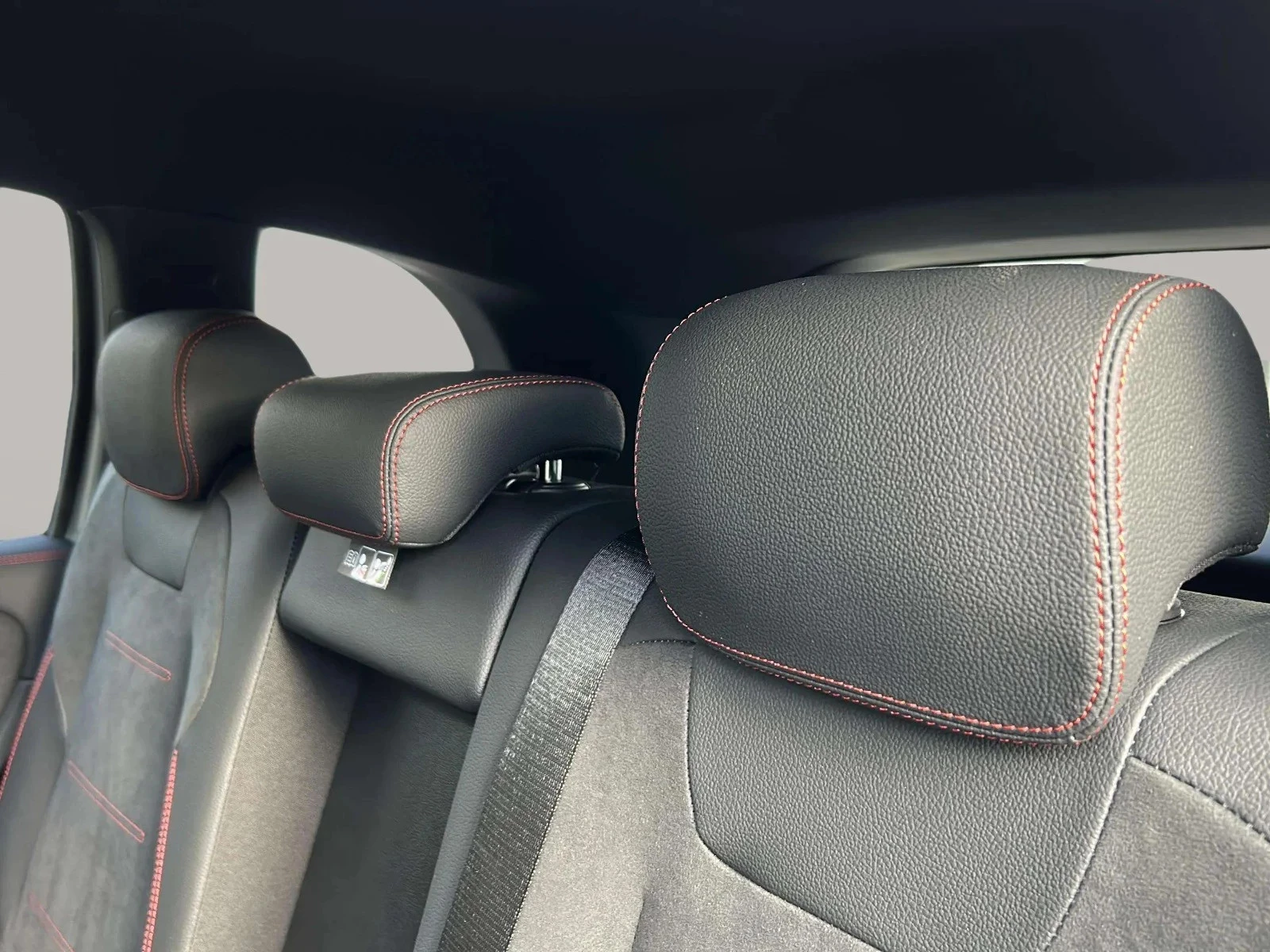 Mercedes-Benz-EQB-image-20