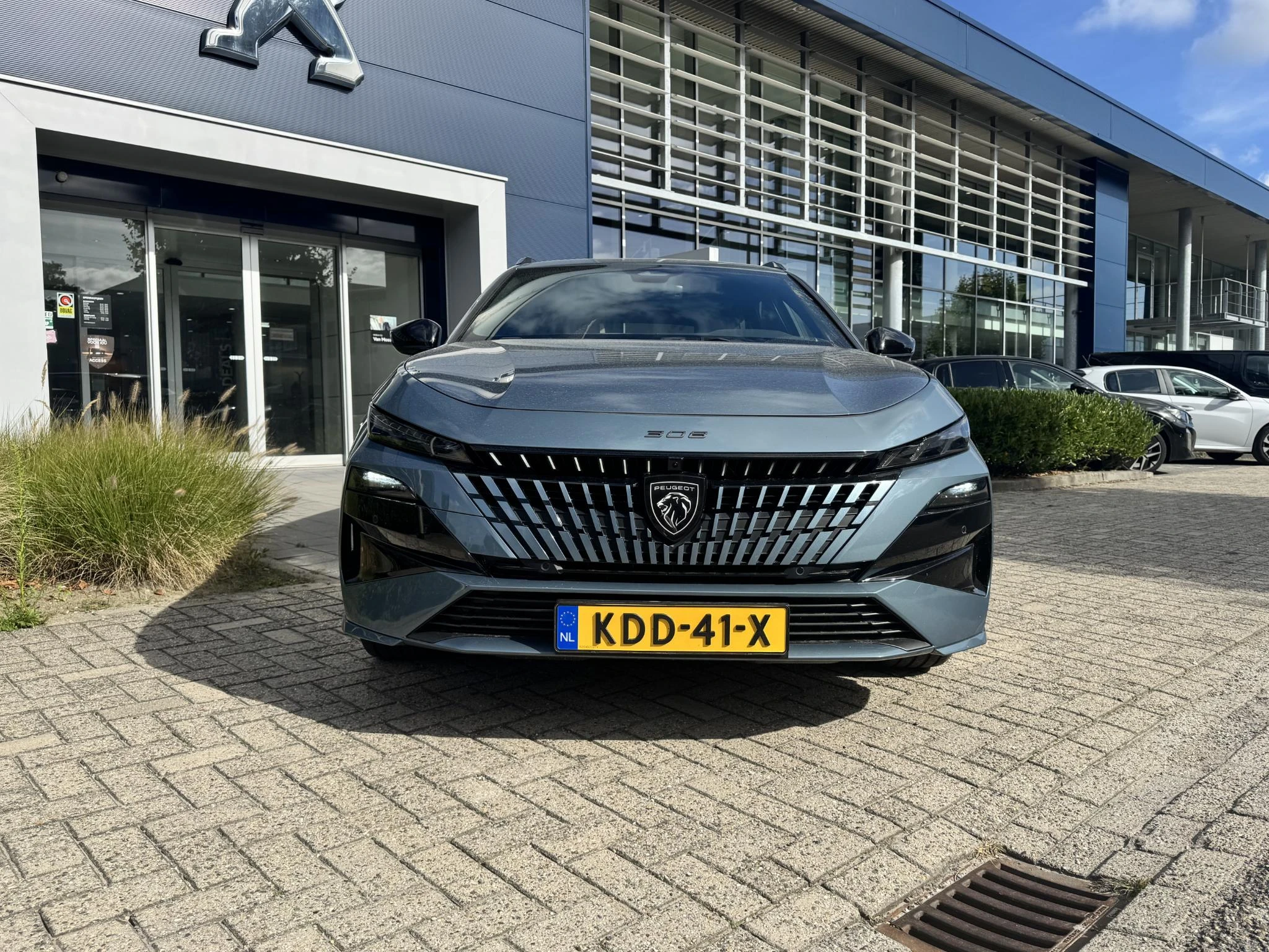 Peugeot-e-308-image-1