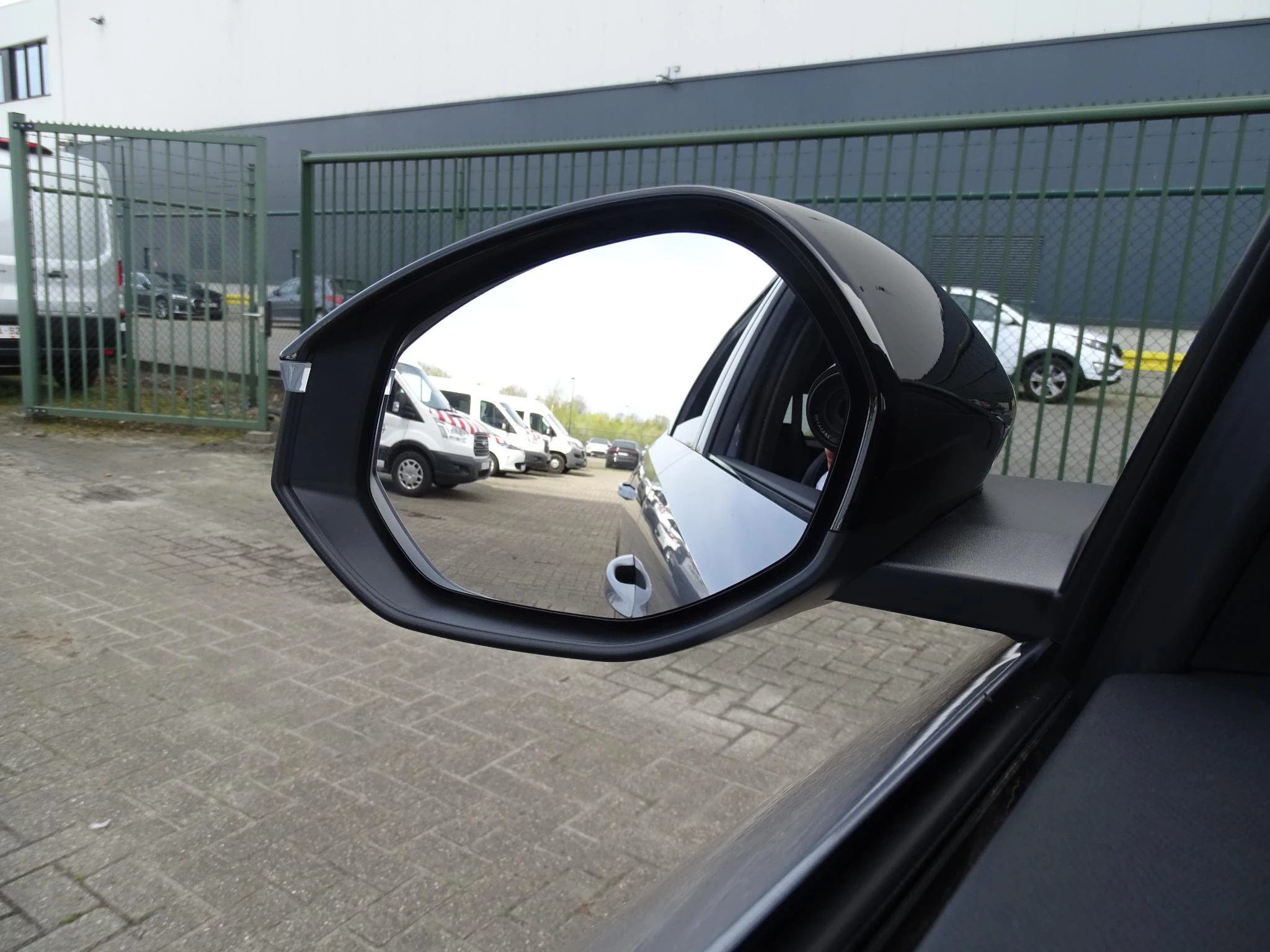 Peugeot-e-5008-image-31