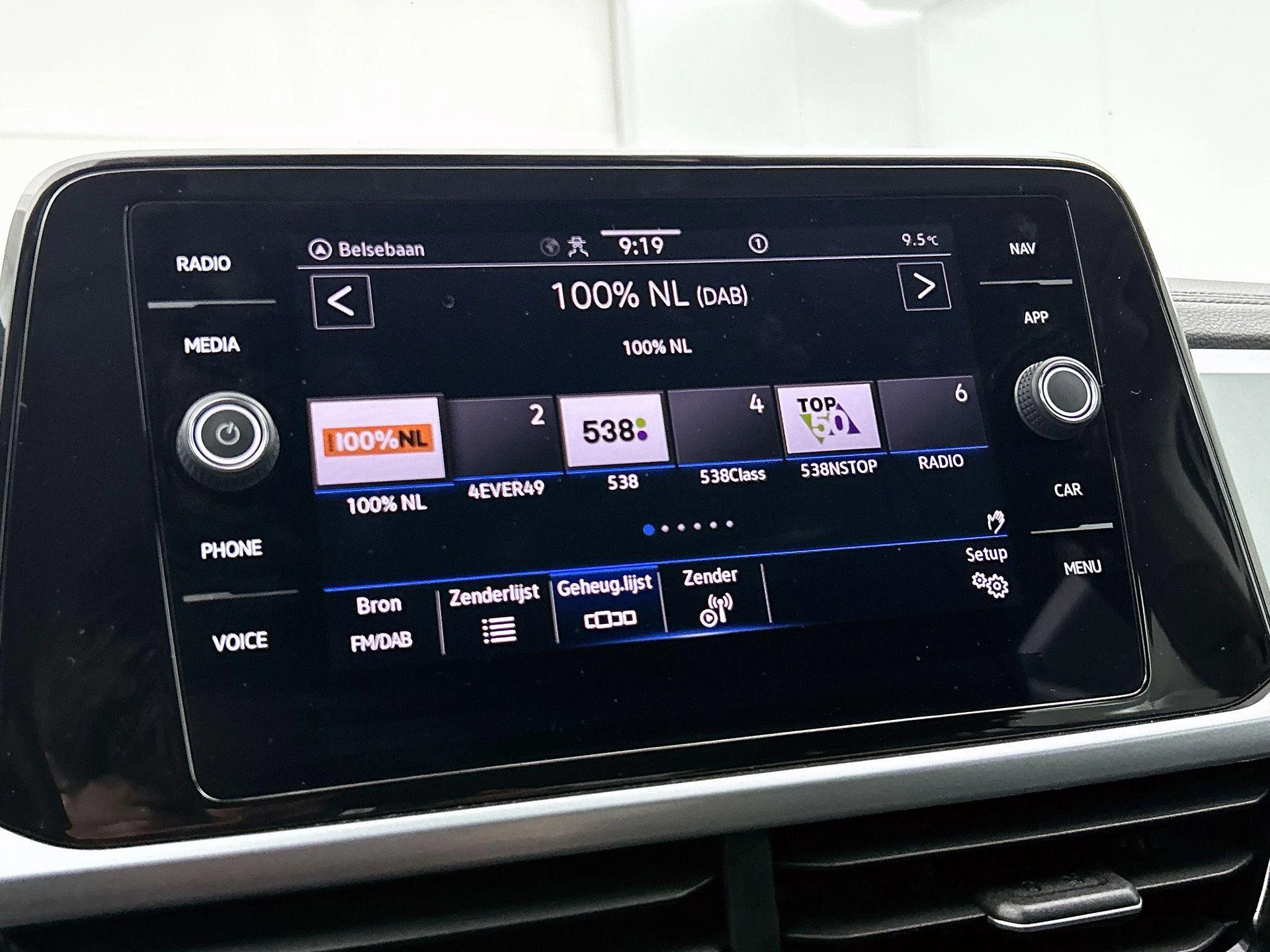 Volkswagen-T-Roc-image-9