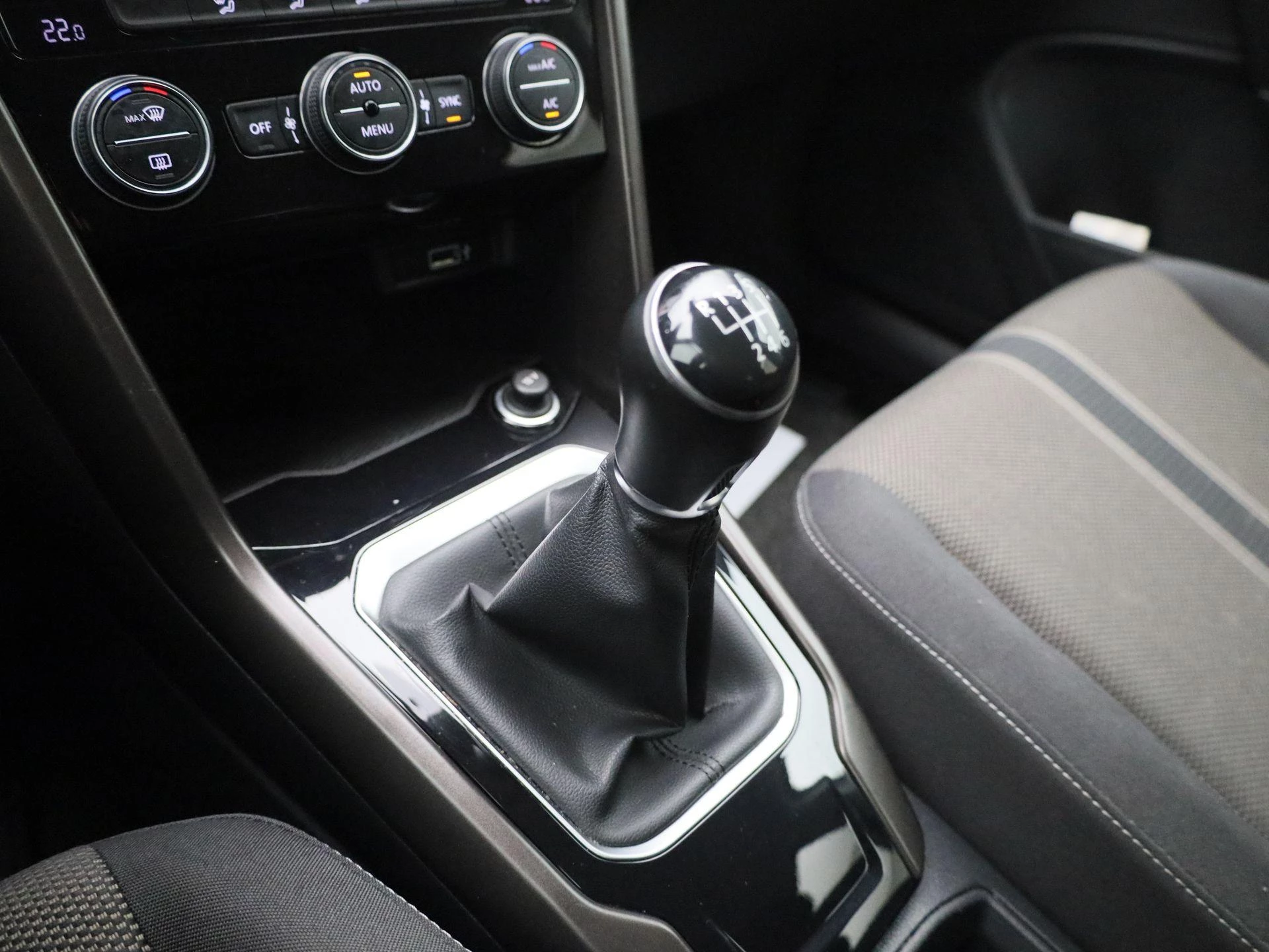 Volkswagen-T-Roc-image-16