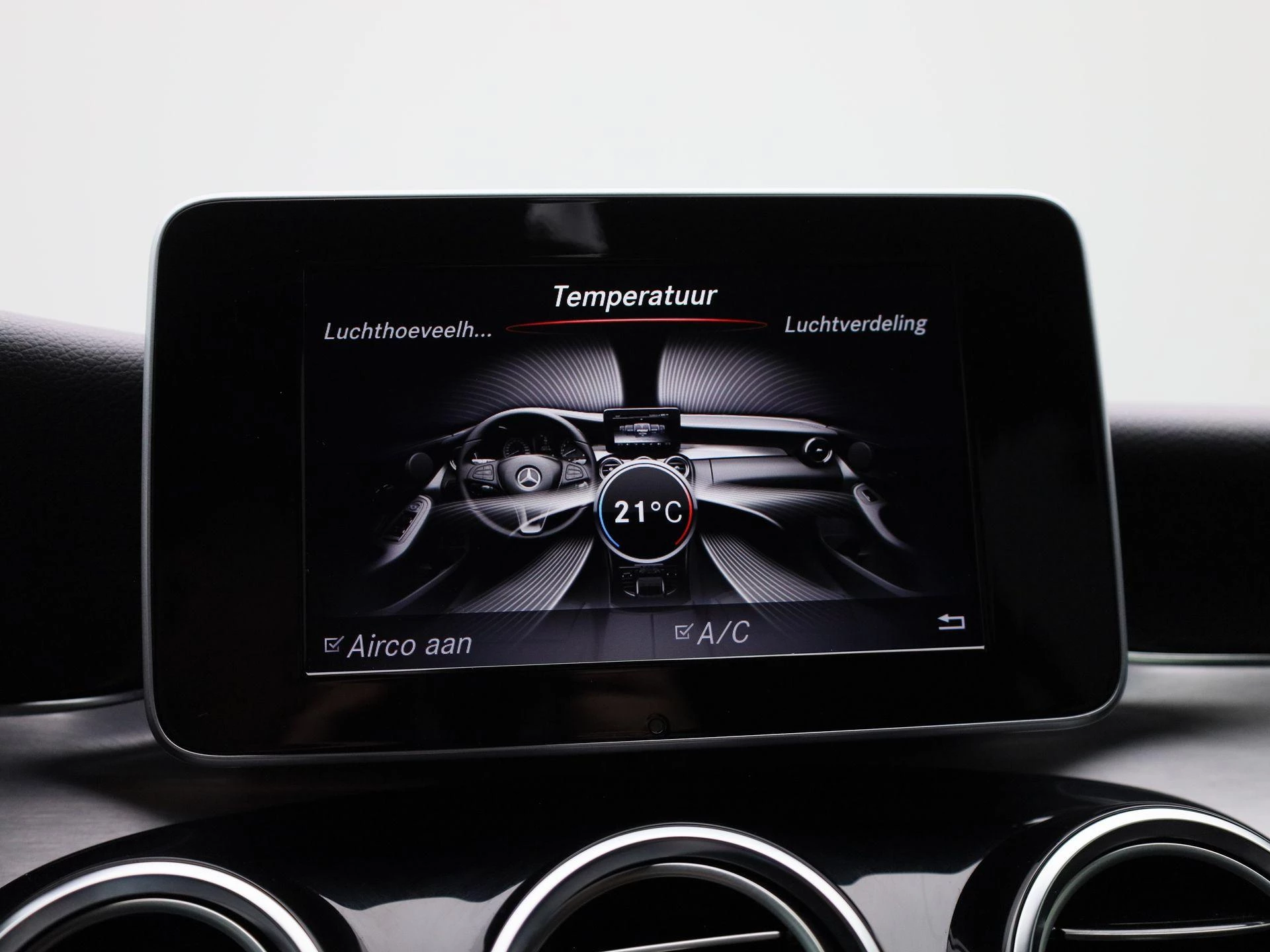 Mercedes-Benz-C-Klasse-image-17