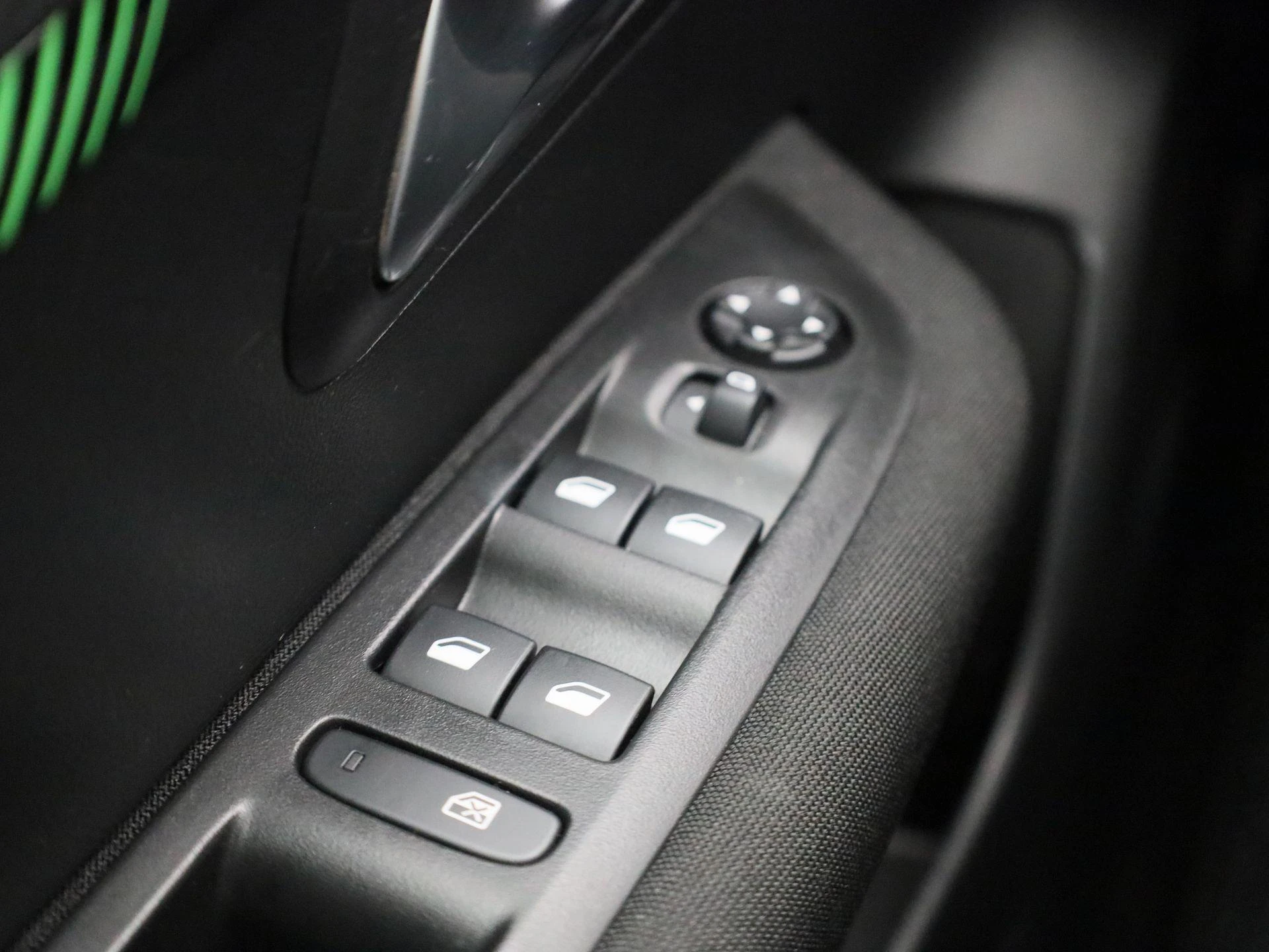 Peugeot-e-208-image-31