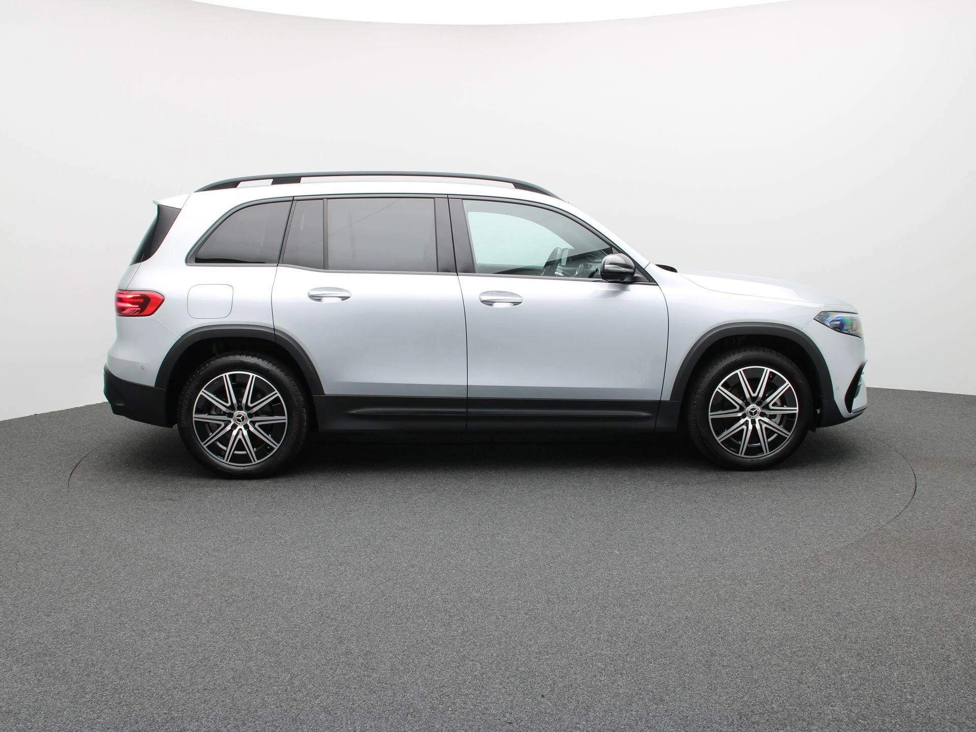 Mercedes-Benz-EQB-image-5