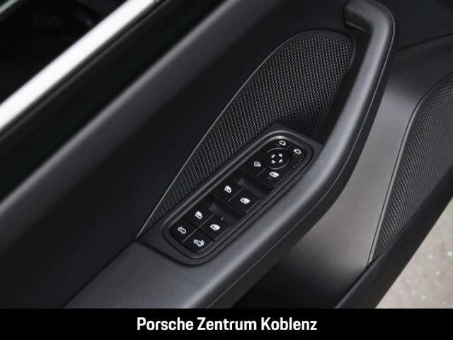 Porsche Macan 4 -