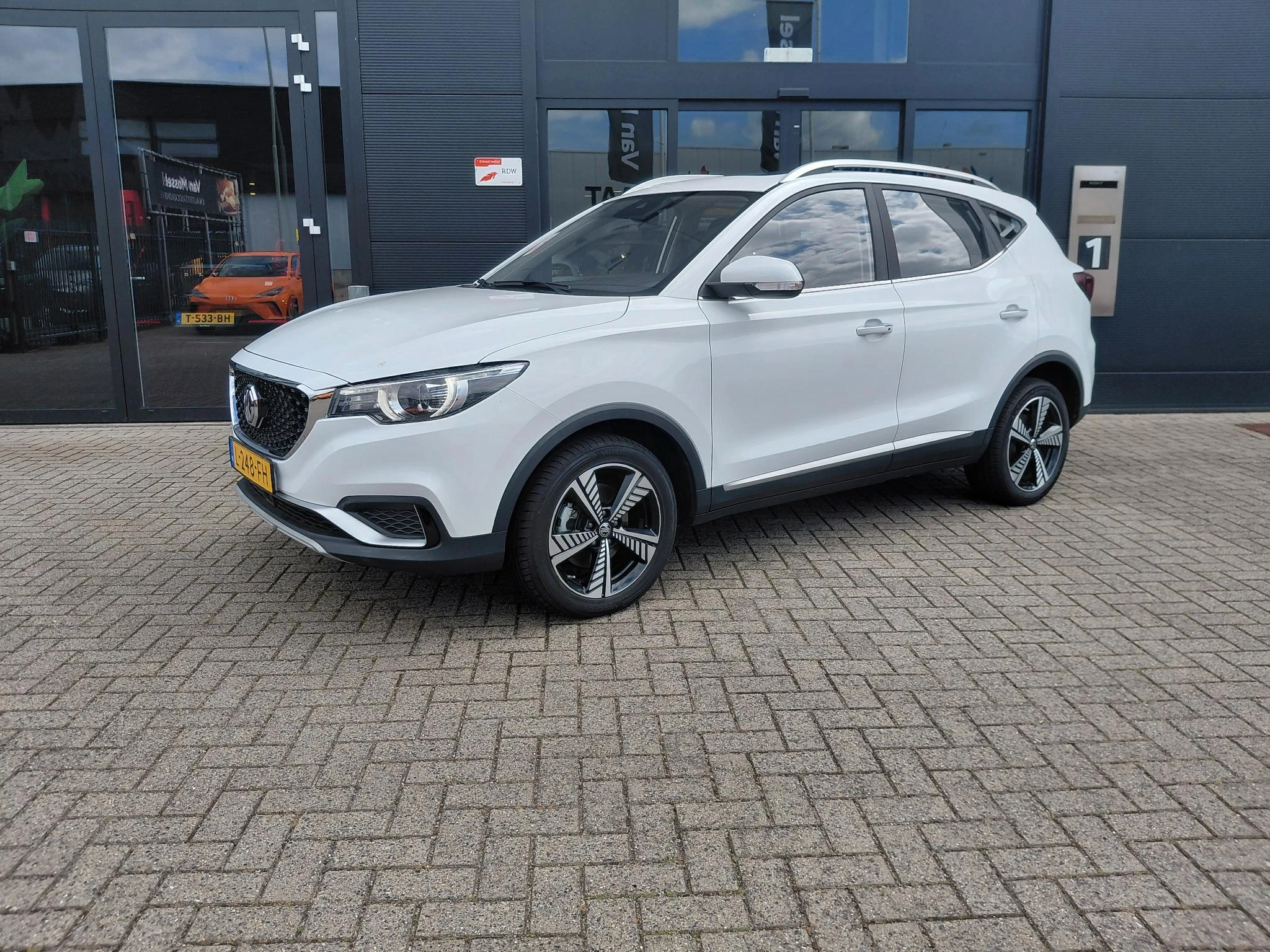 MG-ZS EV-image-1