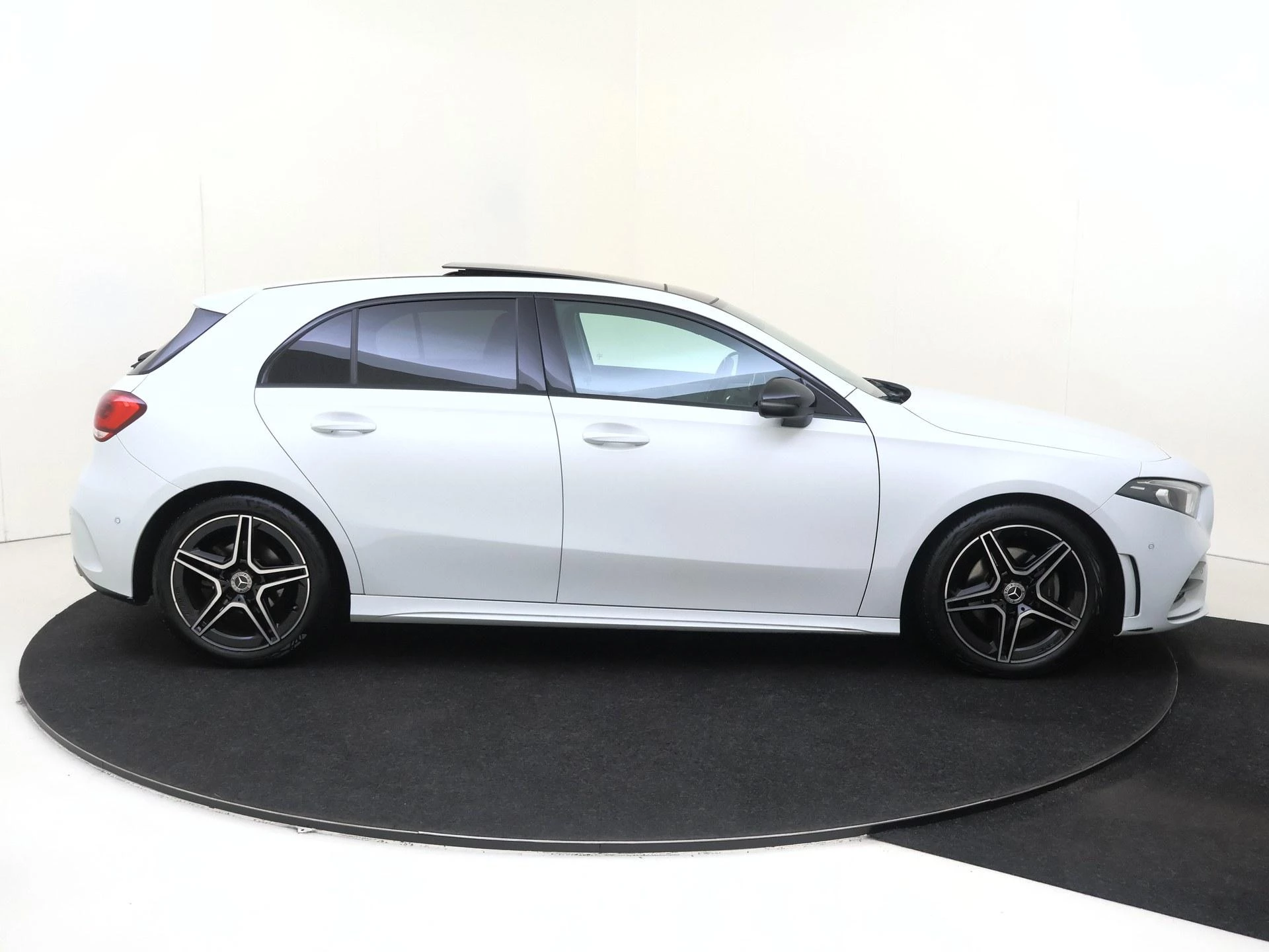 Mercedes-Benz-A-Klasse-image-4