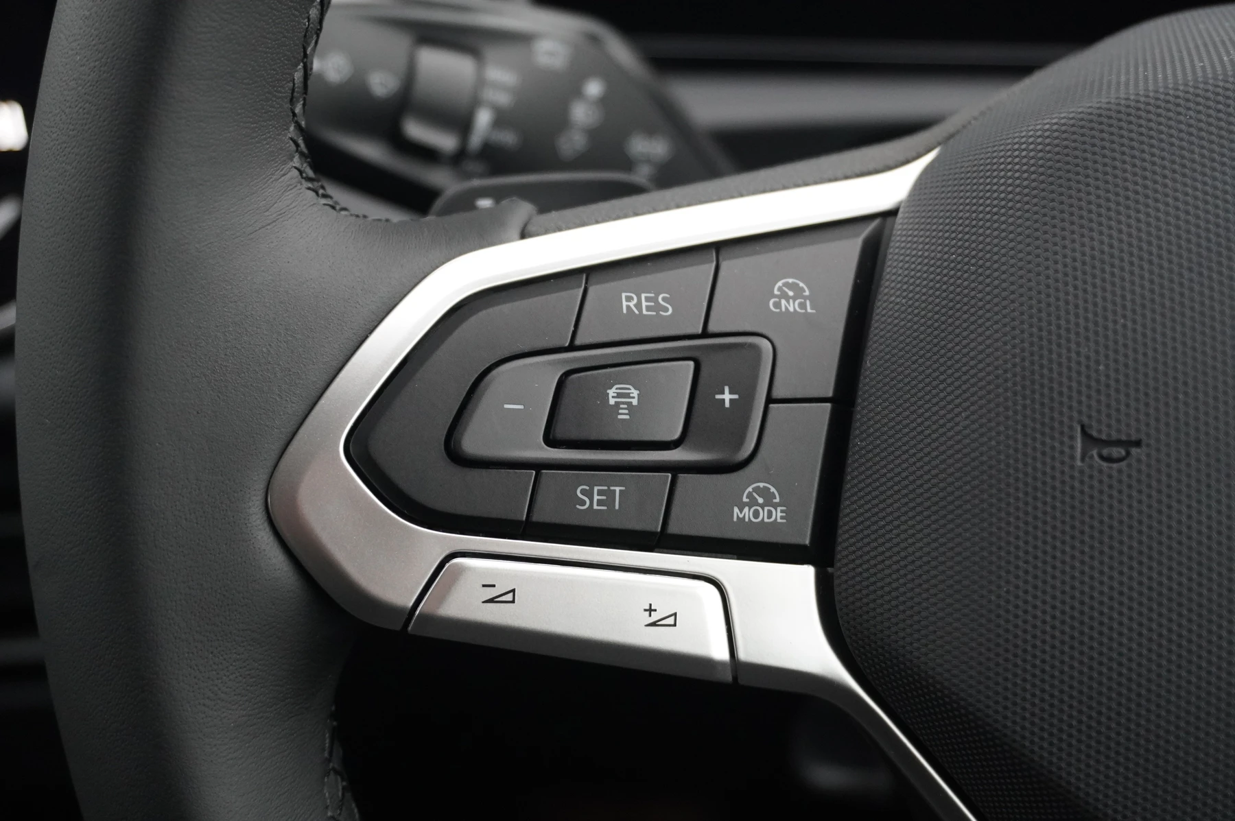 Volkswagen-Tiguan-image-28