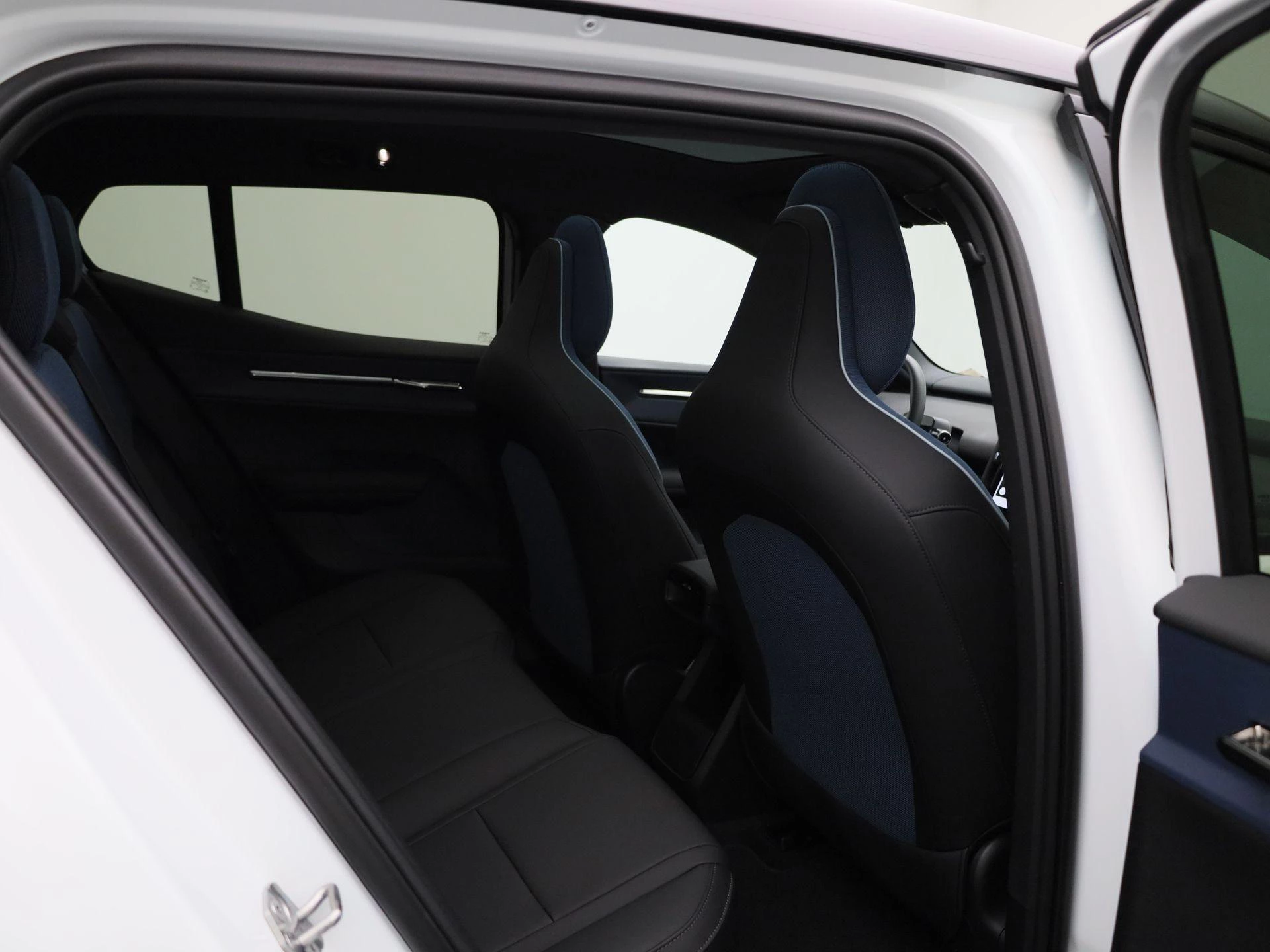 Volvo-EX30-image-36
