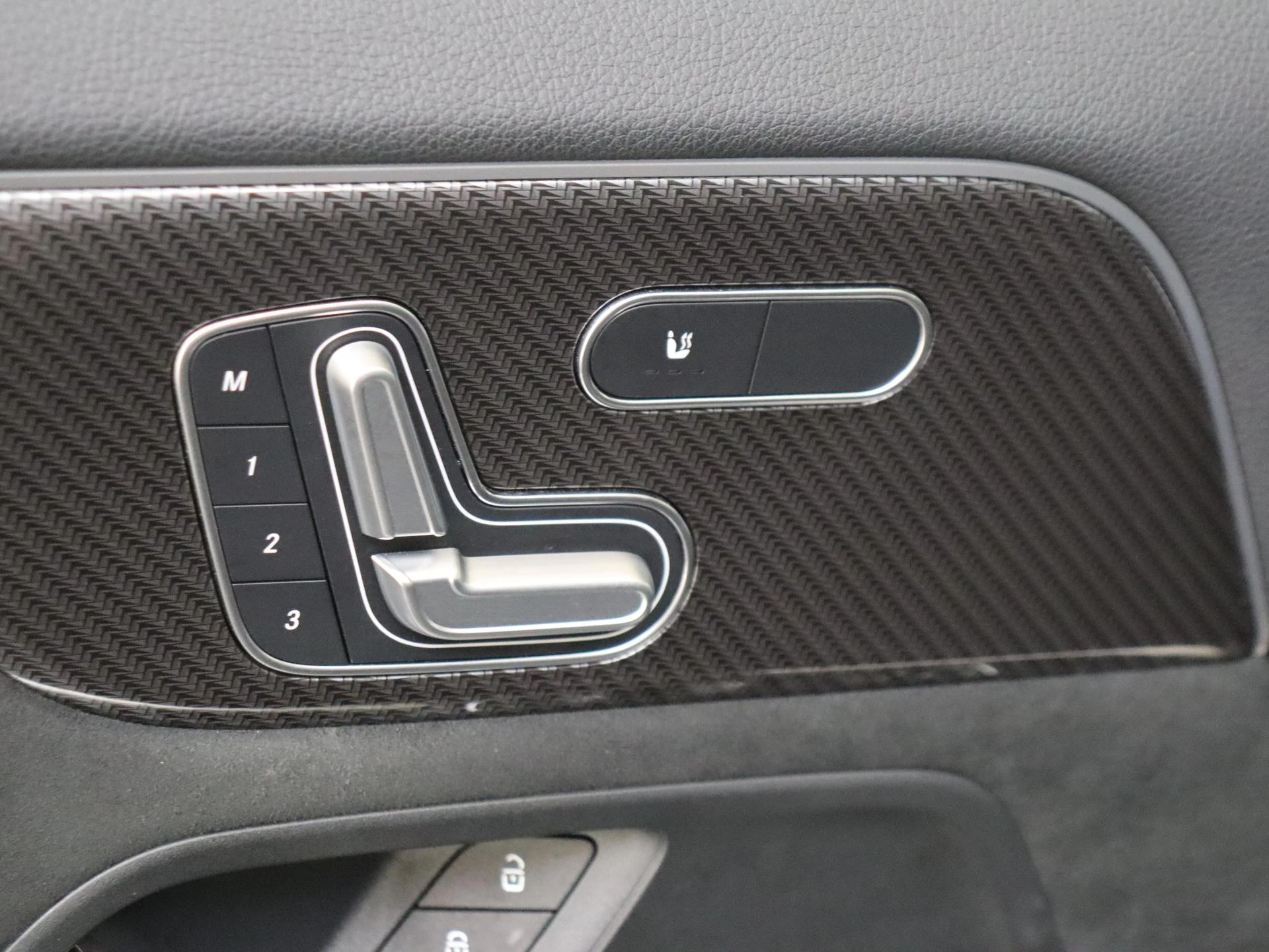 Mercedes-Benz-GLA-image-25