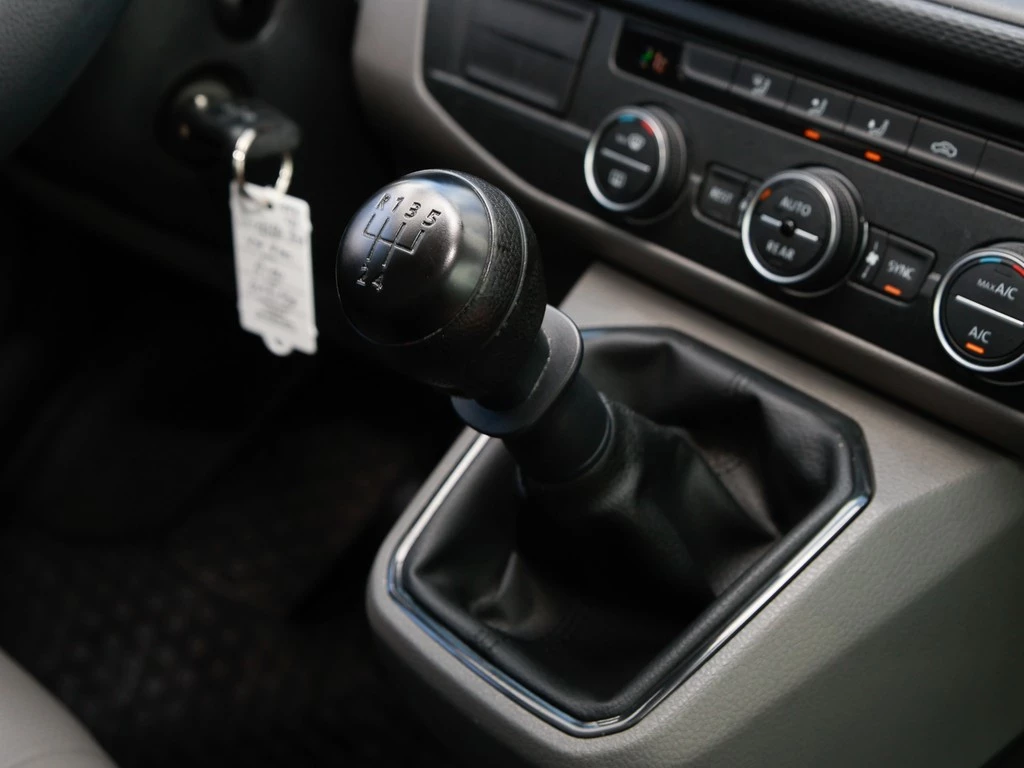 Volkswagen-Transporter-image-10
