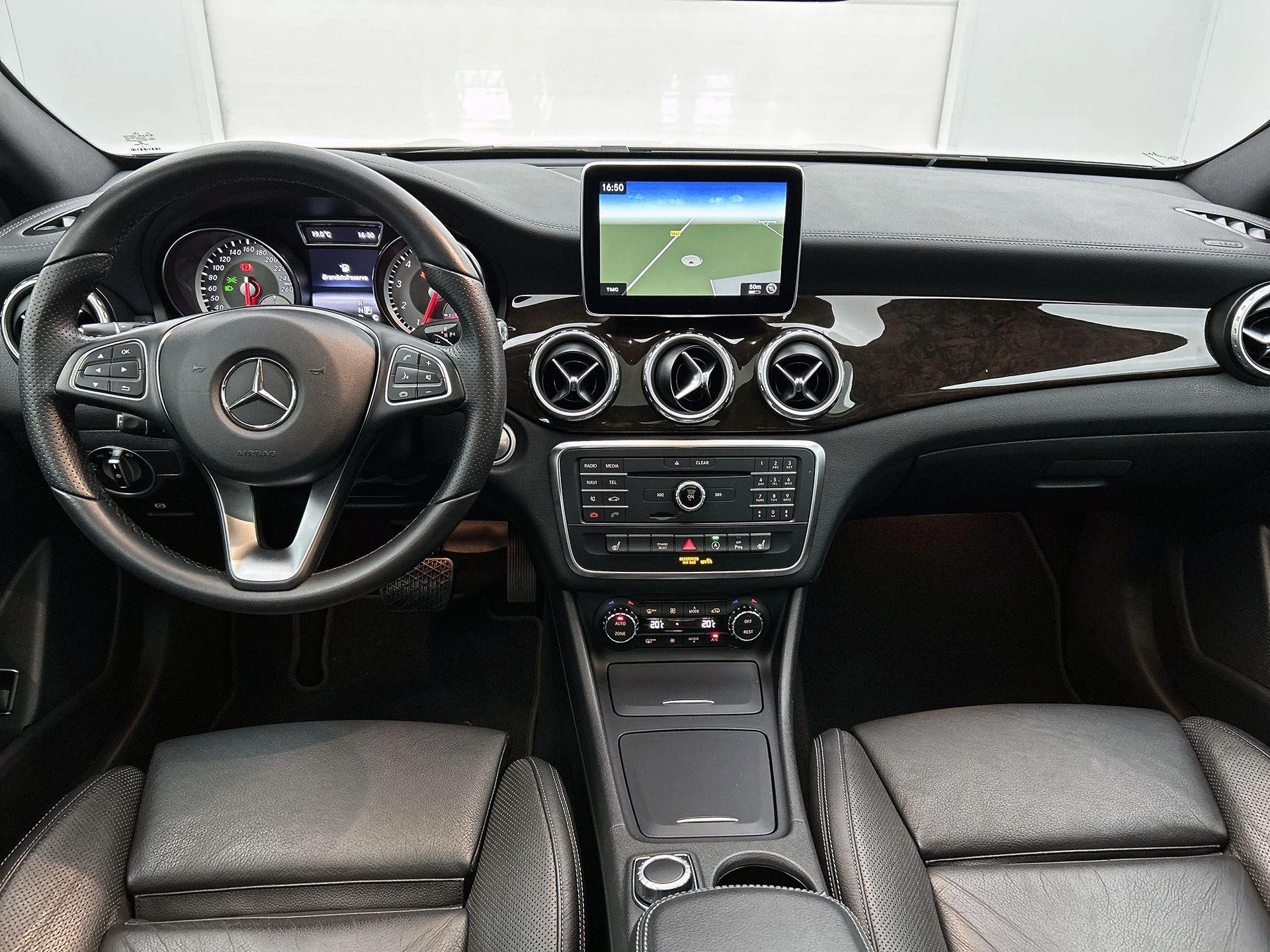Mercedes-Benz-GLA-image-20