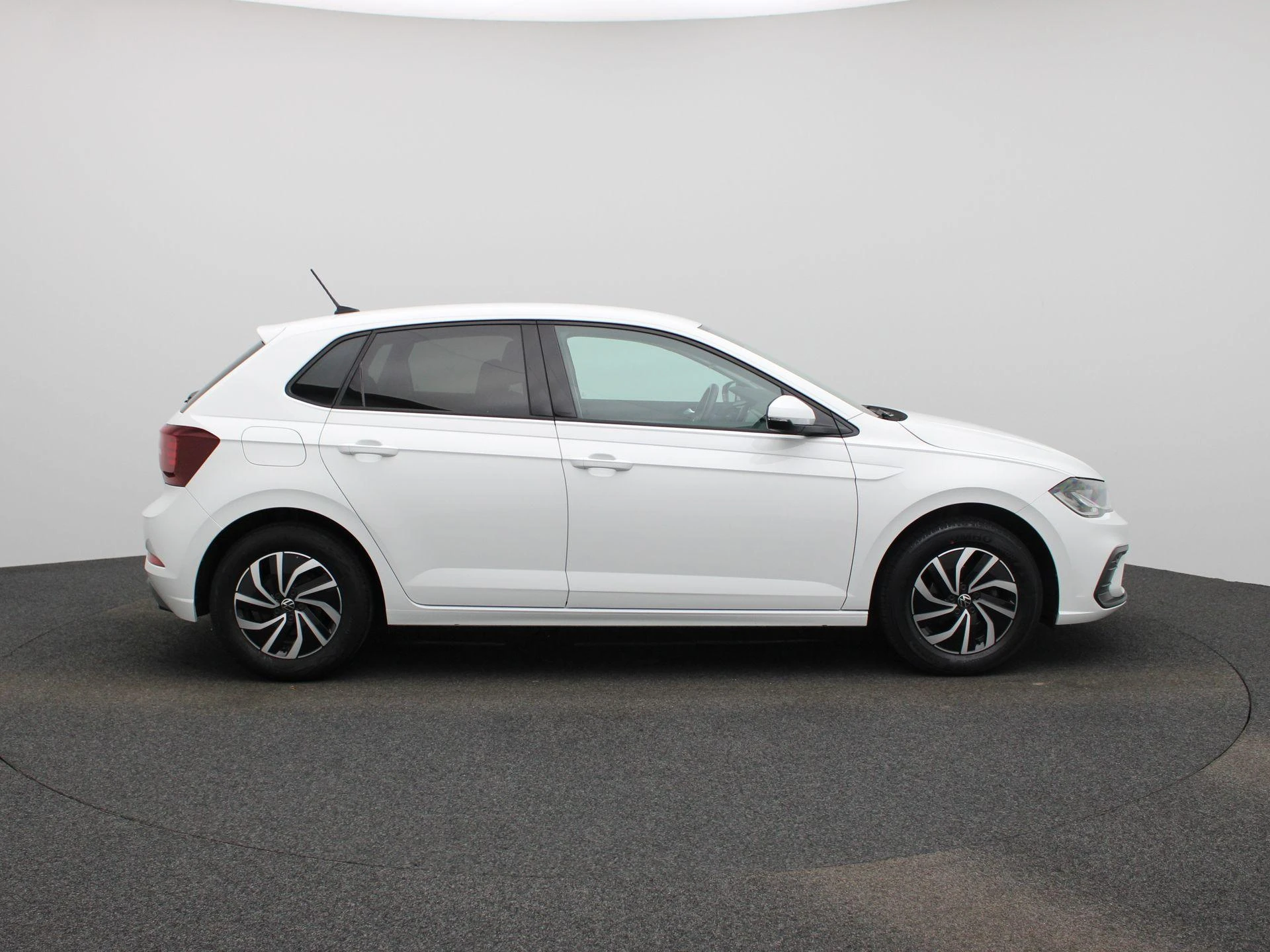 Volkswagen-Polo-image-5