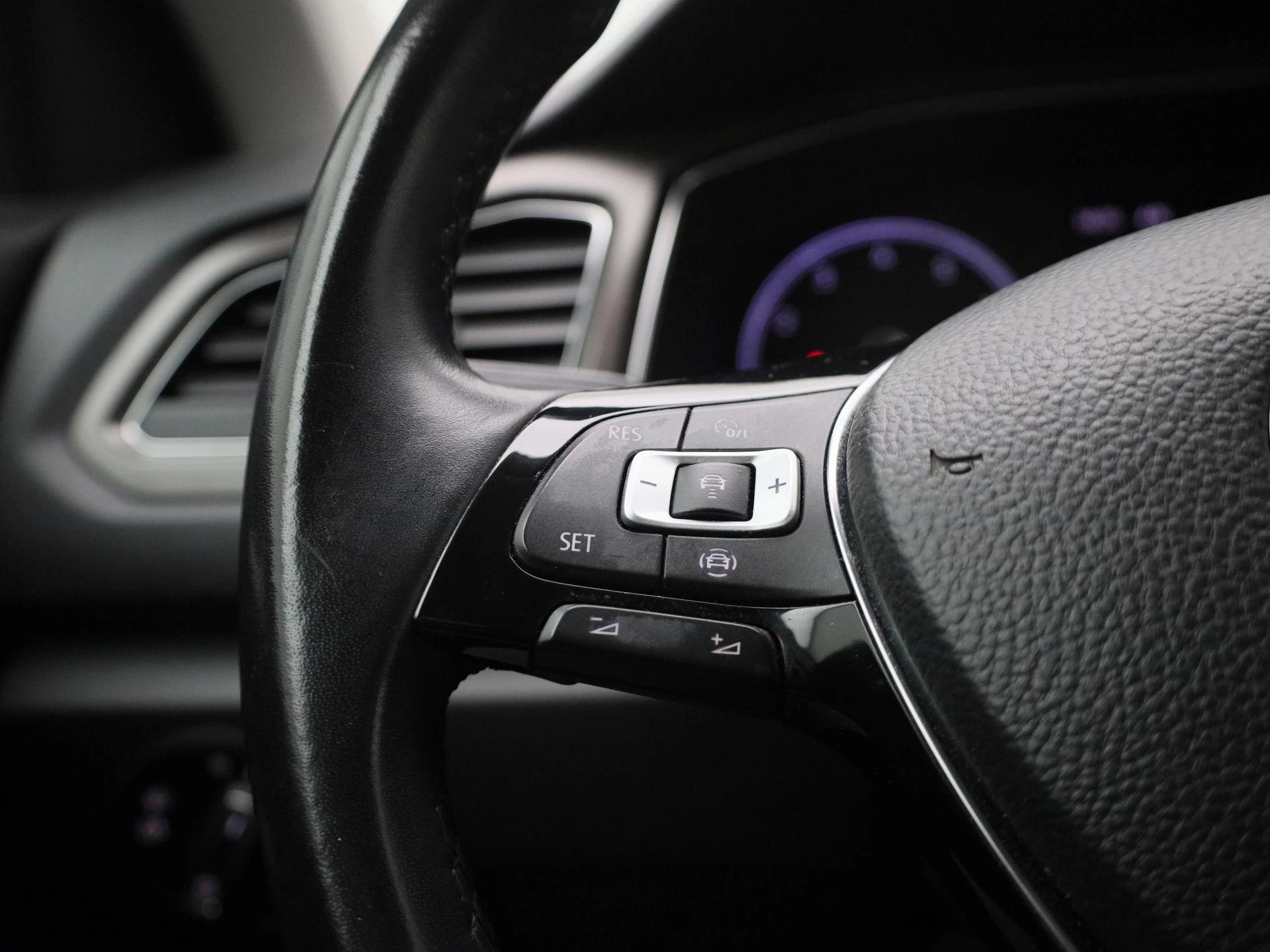 Volkswagen-T-Roc-image-18