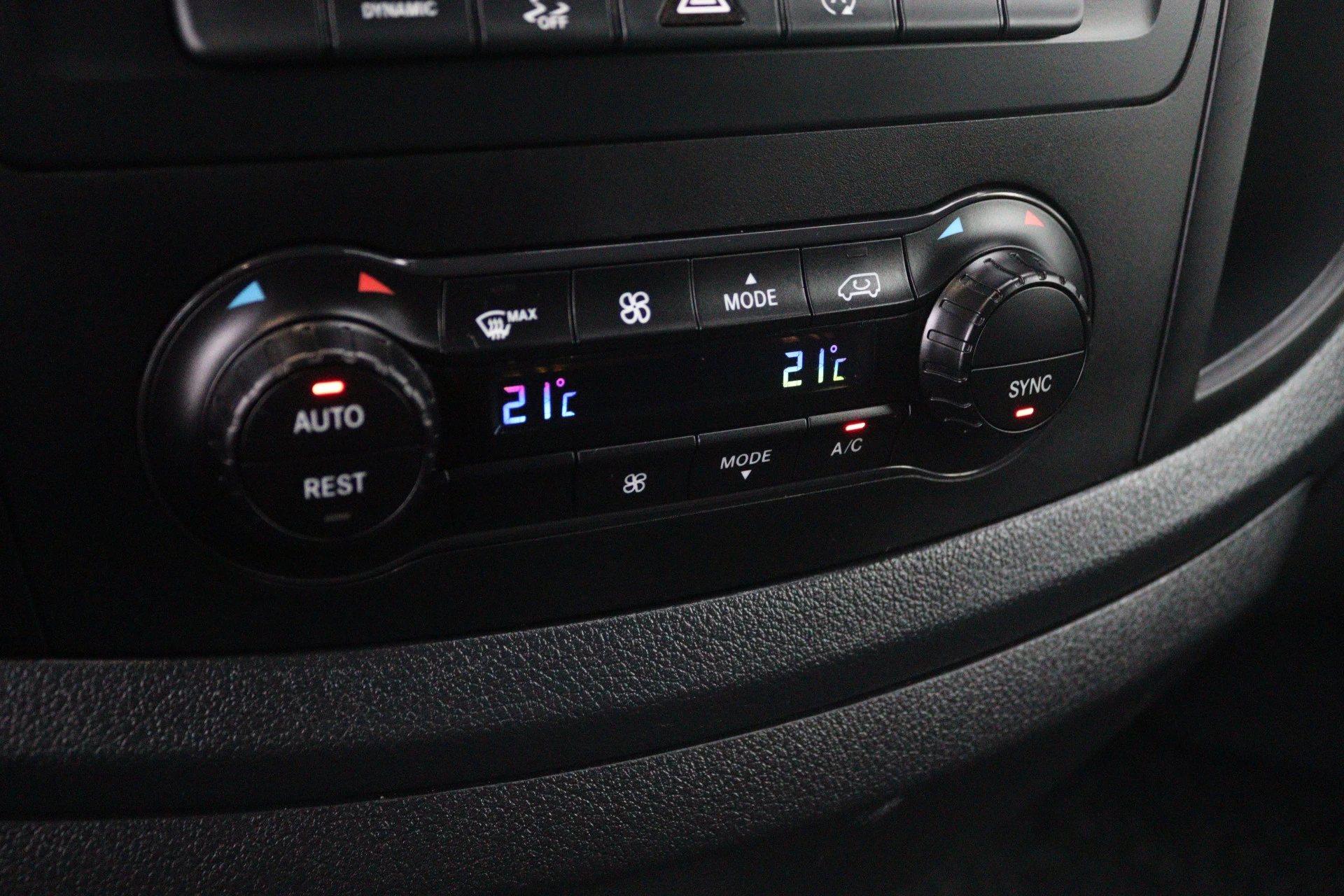 Mercedes-Benz-Vito-image-7