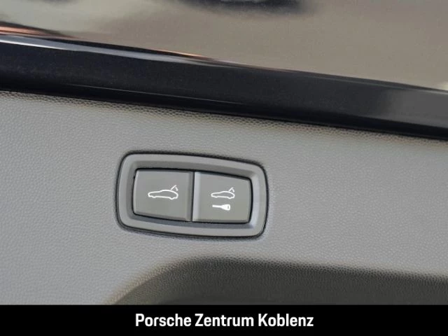 Porsche Macan 4 -
