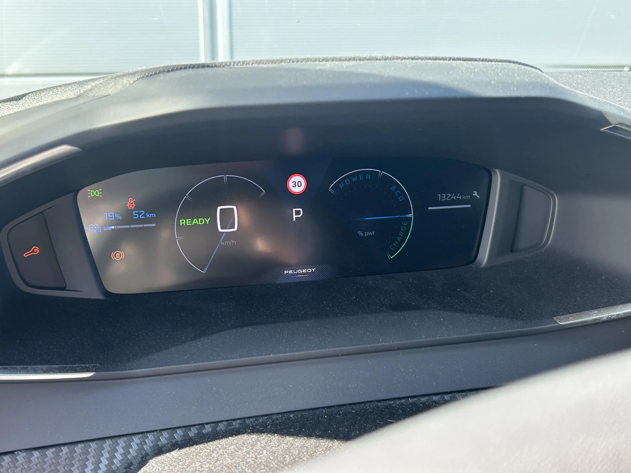 Peugeot-e-2008-image-12