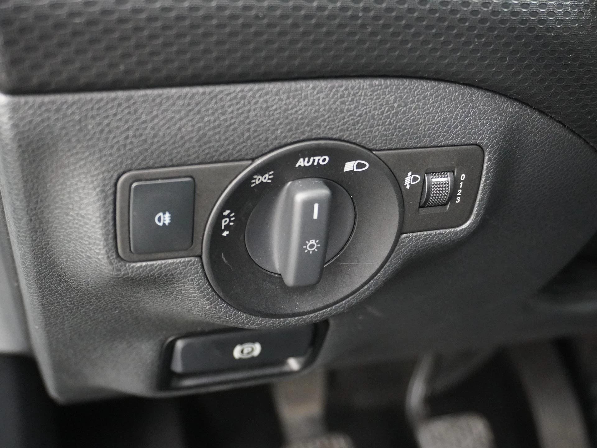 Mercedes-Benz-A-Klasse-image-12