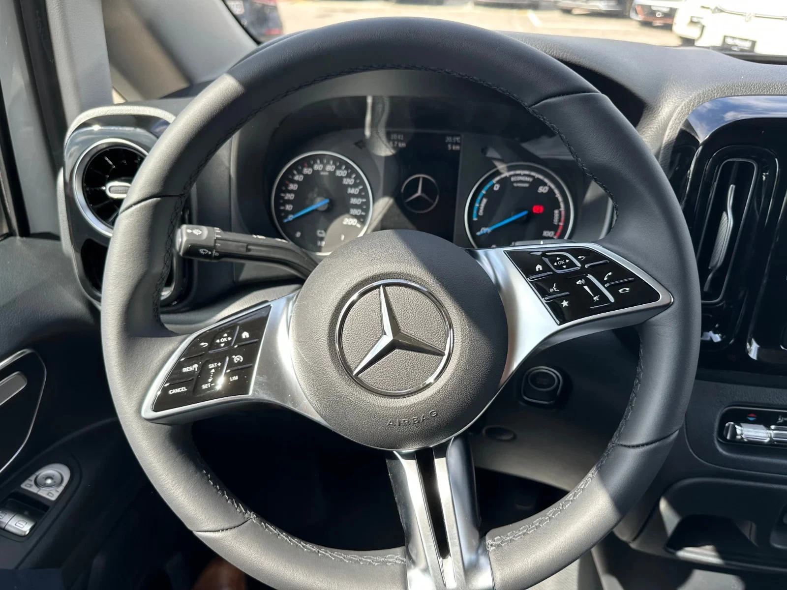 Mercedes-Benz-eVito-image-7