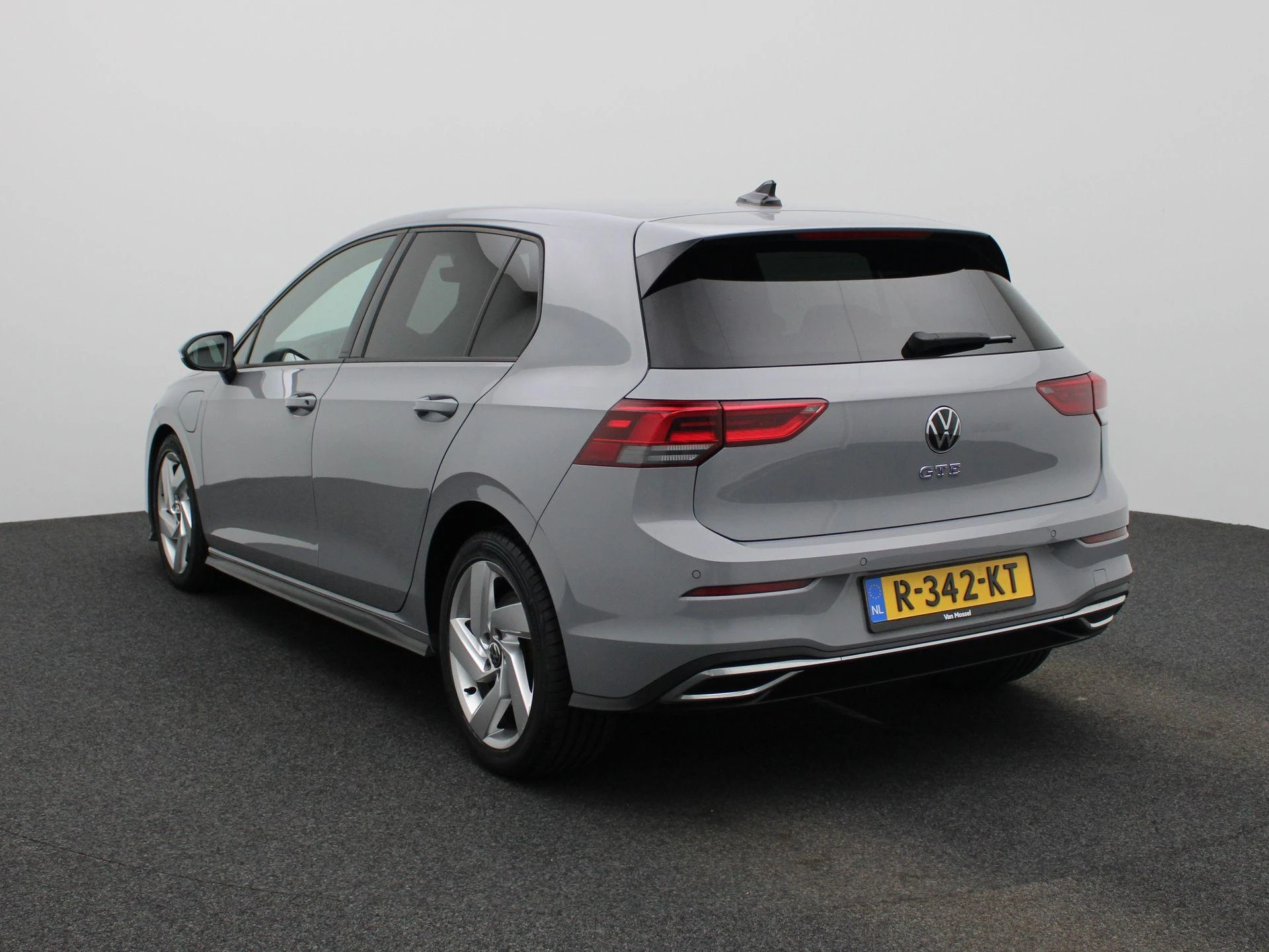 Volkswagen-Golf-image-1