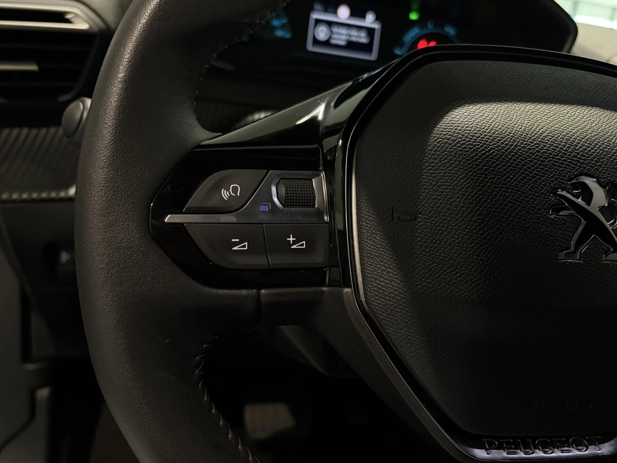 Peugeot-e-2008-image-10