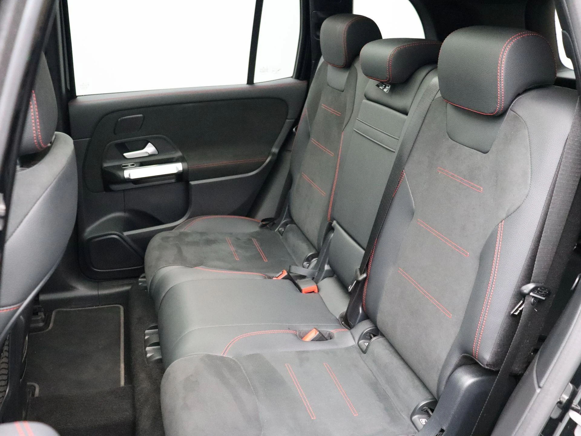 Mercedes-Benz-EQB-image-22