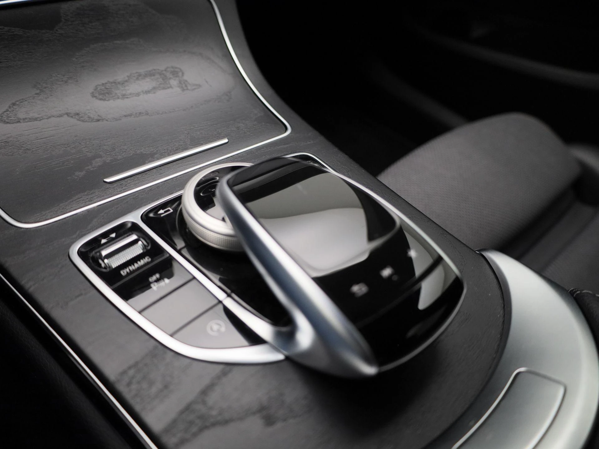 Mercedes-Benz-C-Klasse-image-24