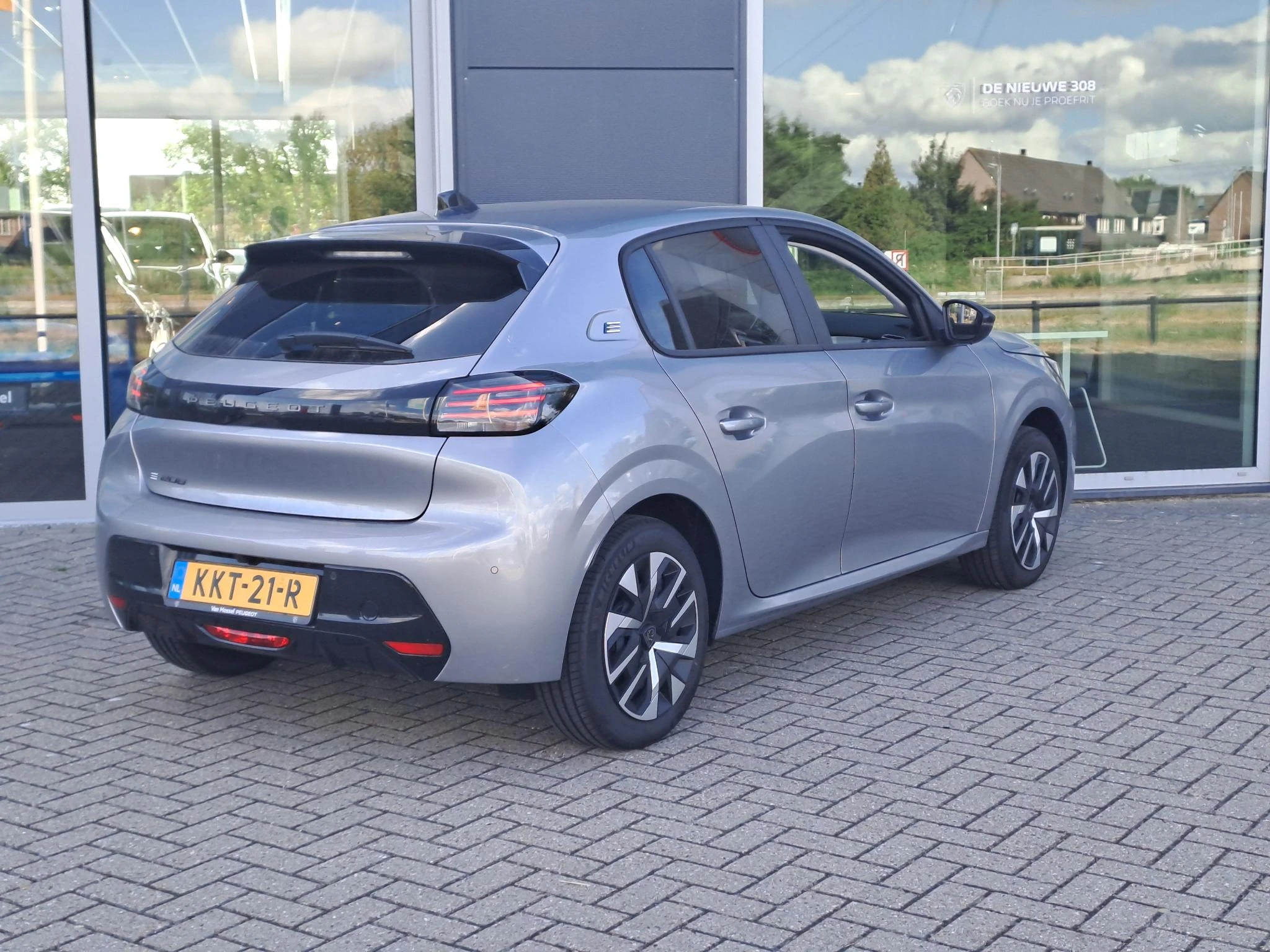 Peugeot-e-208-image-6