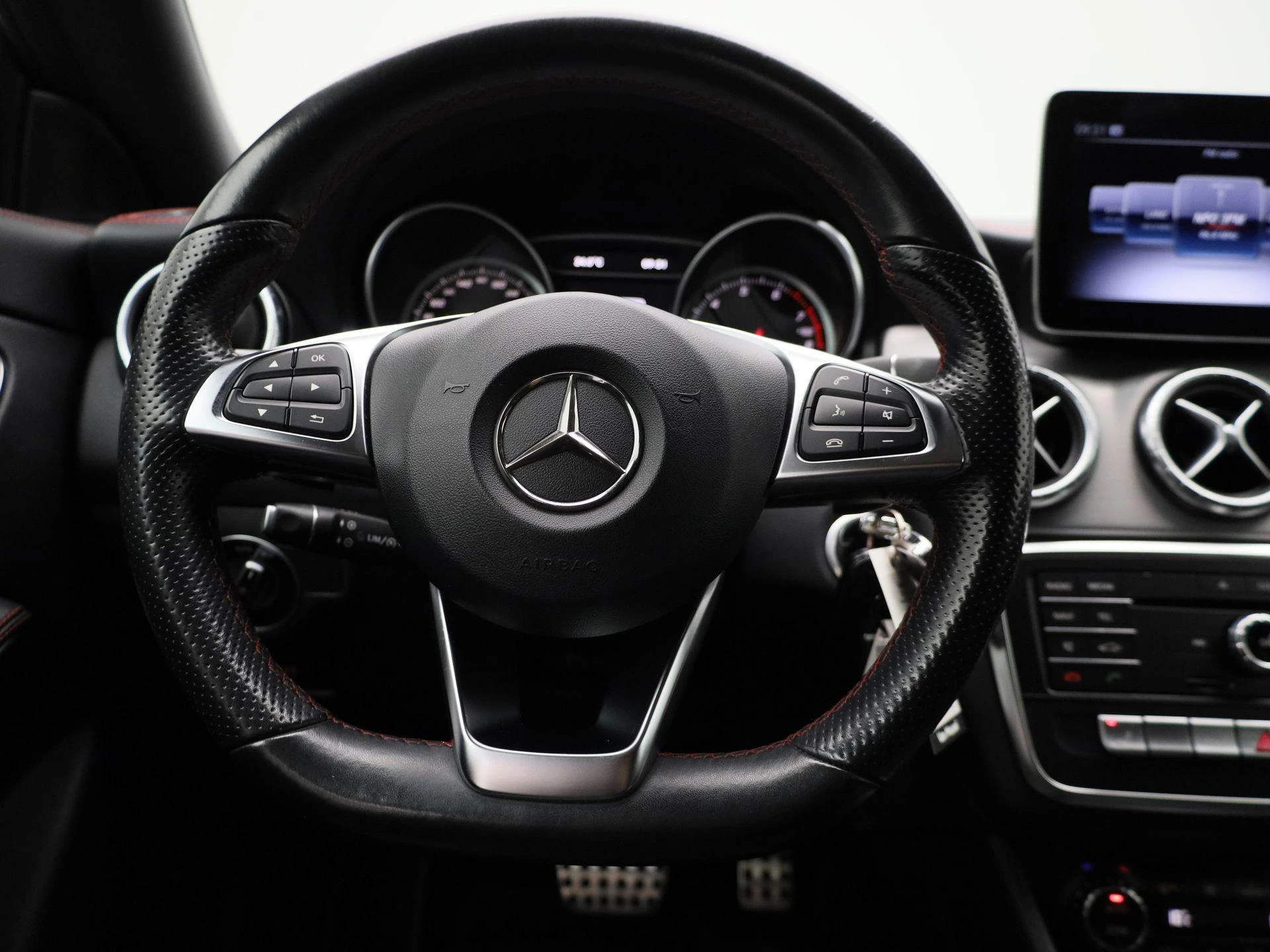 Mercedes-Benz-CLA-image-6