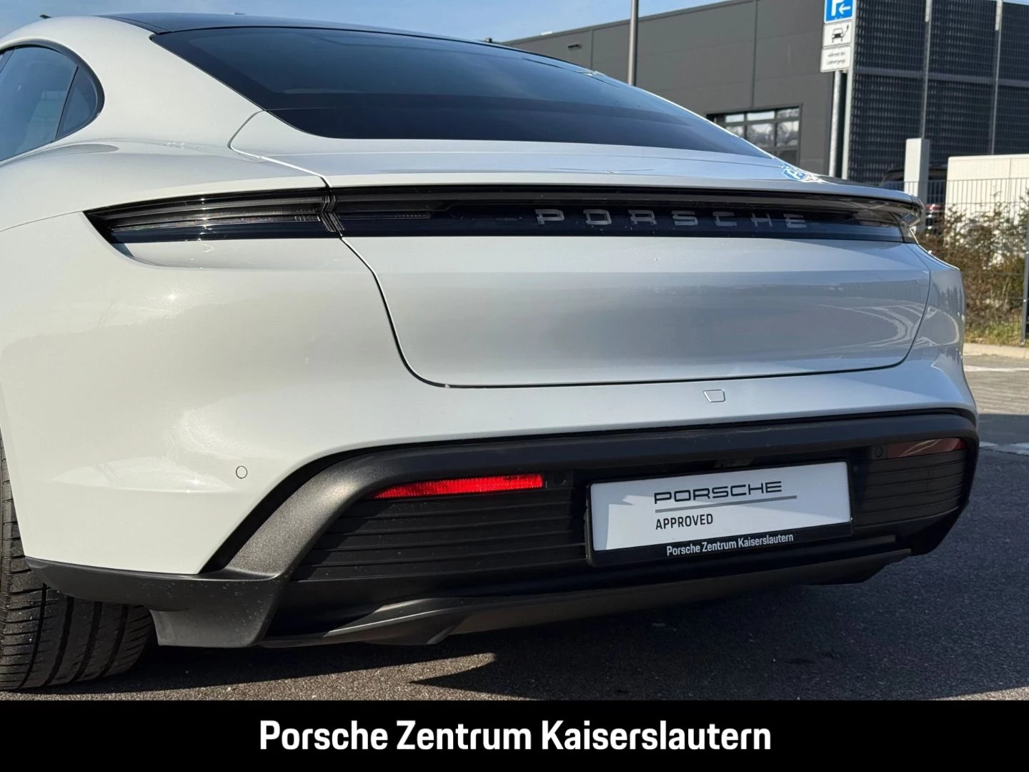 Porsche Taycan Surround-View Luftfederung Panoramadach -